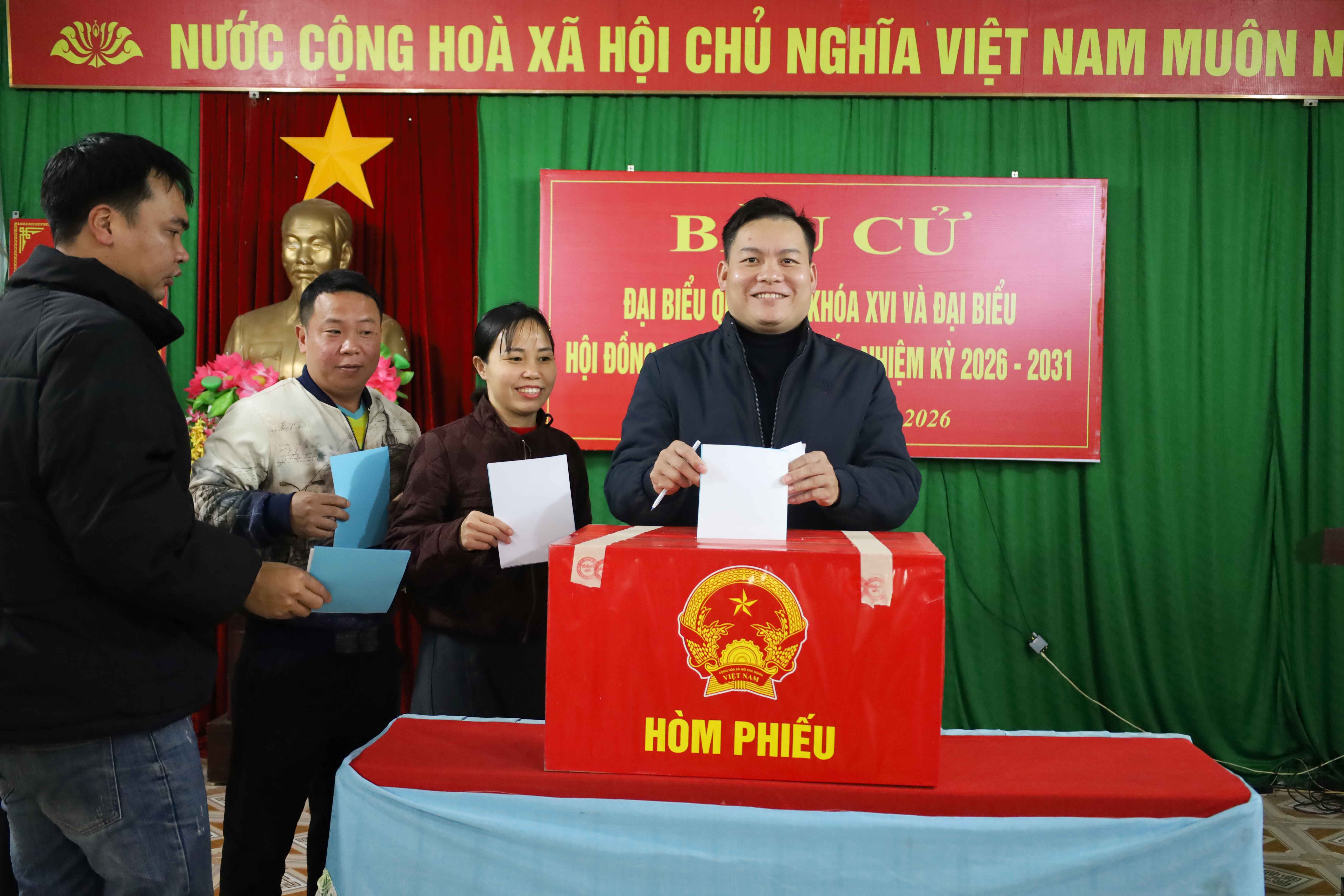 Cử tri xã Hoàng Su Phì hân hoan đi bầu cử