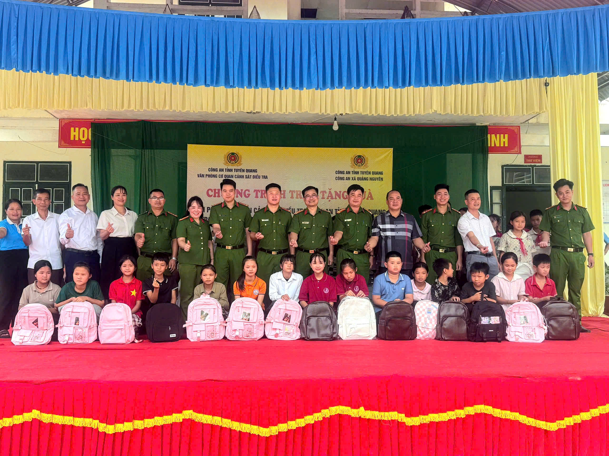 VĂN PHÒNG CƠ QUAN CẢNH SÁT ĐIỀU TRA TRAO TẶNG 450 SUẤT QUÀ CHO HỌC SINH NHÂN DỊP KHAI GIẢNG