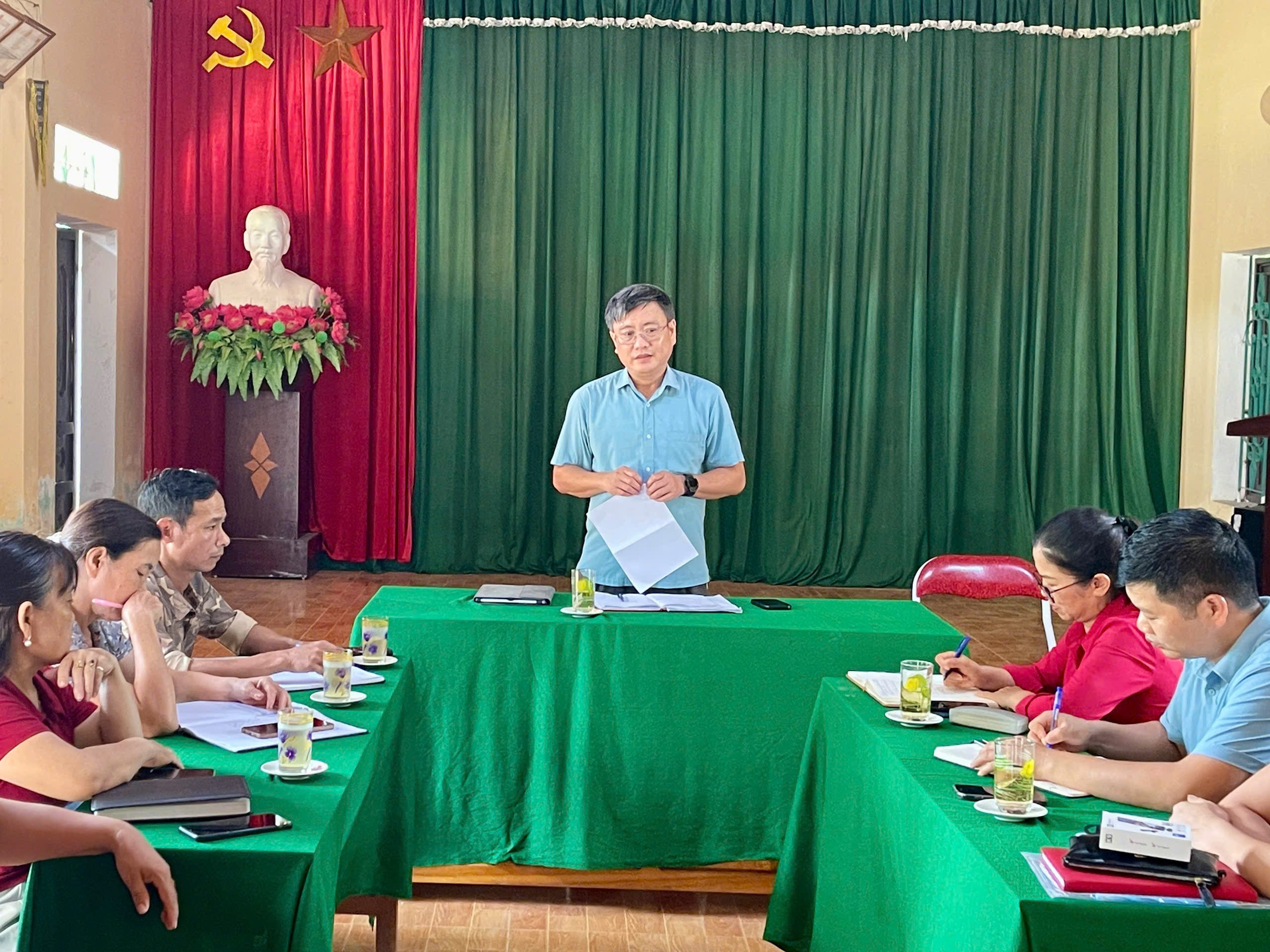 Lãnh đạo xã Kiên Đài làm việc với các thôn về công tác chuẩn bị lấy ý kiến Nhân dân về Đề án sắp xếp, sáp nhập thôn