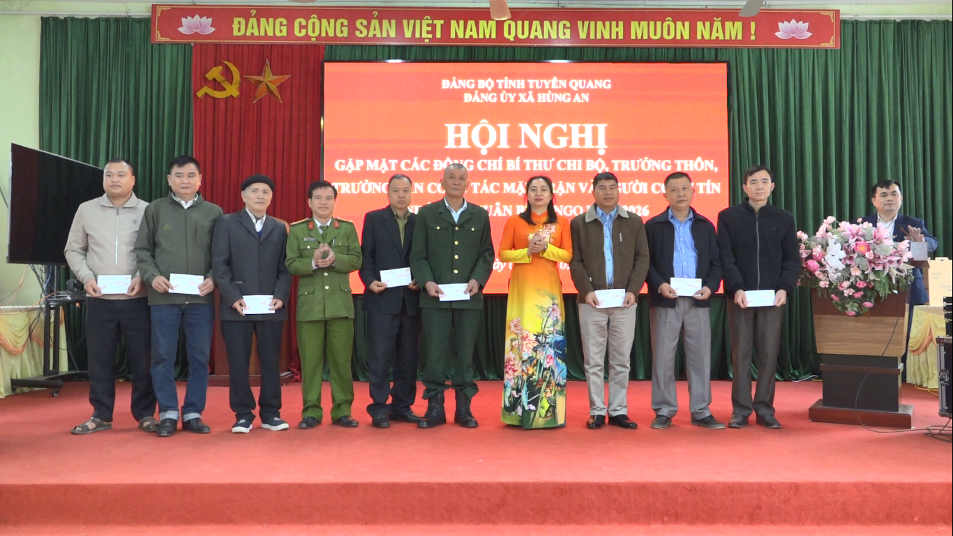 Hội nghị gặp mặt các đồng chí Bí thư chi bộ, Trưởng thôn, Trưởng Ban công tác Mặt trận thôn và người có uy tín trên địa bàn xã