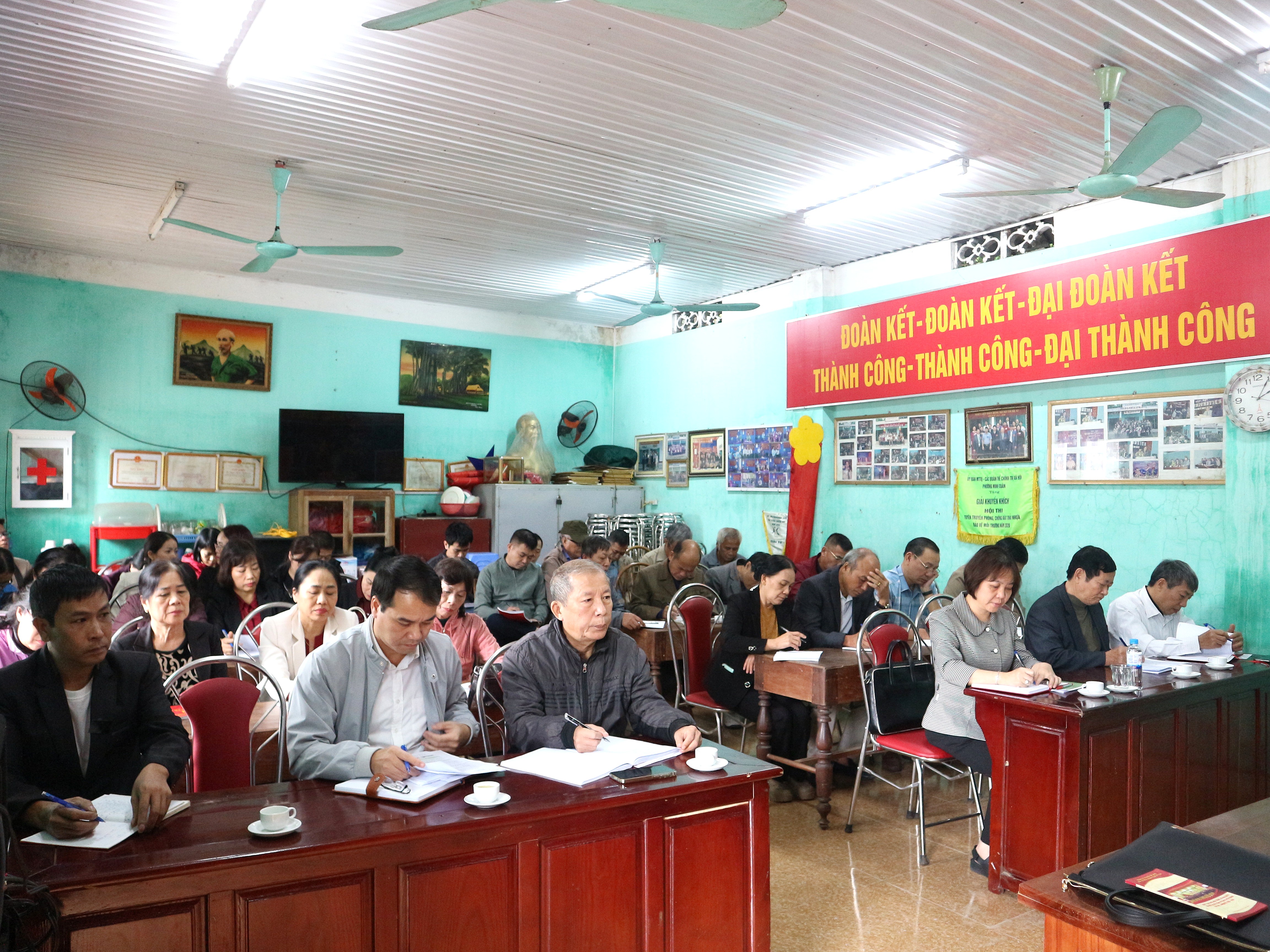 Đồng chí Phó Bí thư Thường trực Đảng ủy Đinh Thị Thu Hà dự sinh hoạt tại Chi bộ tổ dân phố 12, phường Minh Xuân