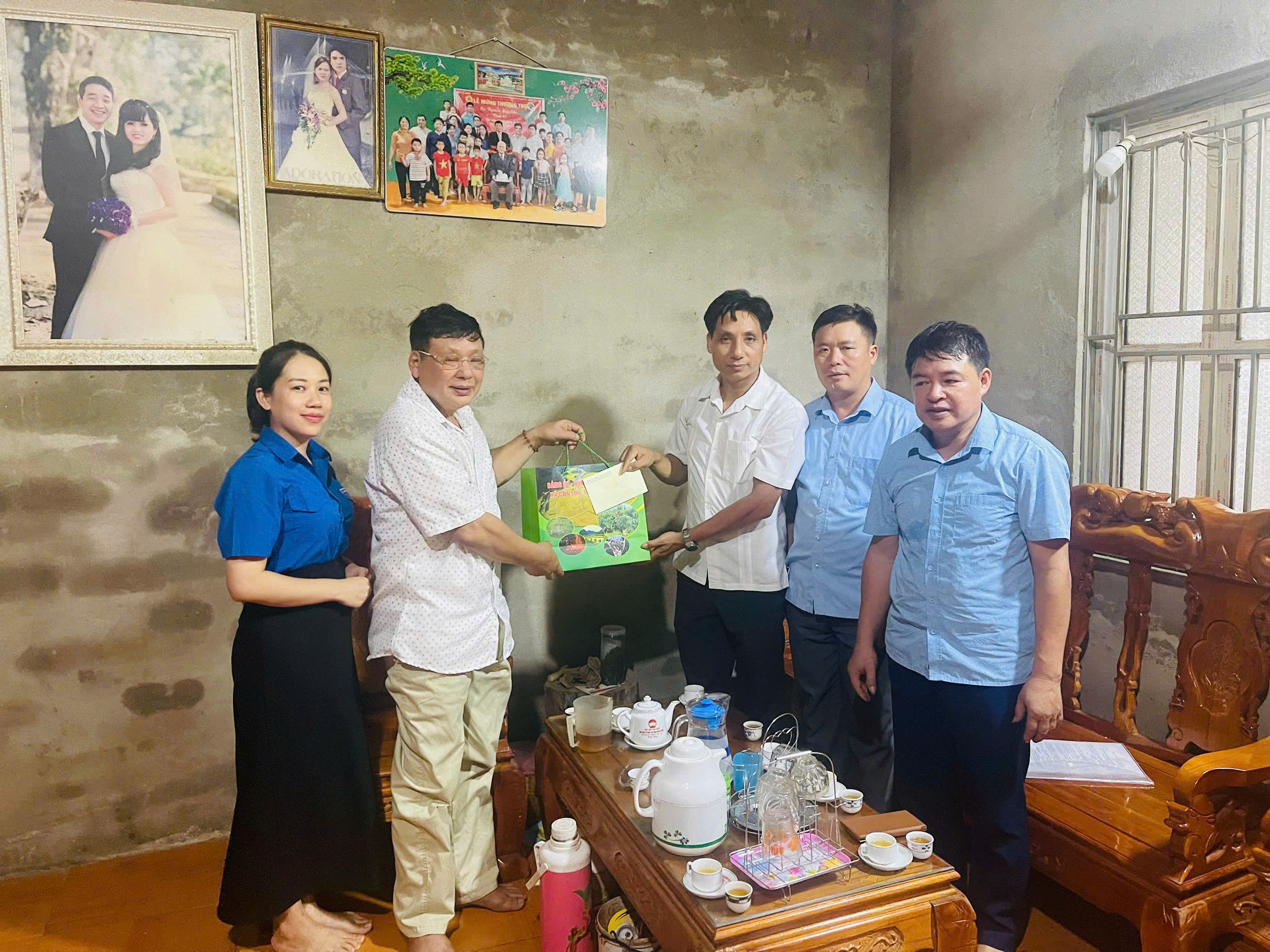 ĐỒNG CHÍ NGUYỄN QUỐC LUÂN THĂM, TẶNG QUÀ GIA ĐÌNH CHÍNH SÁCH NHÂN KỶ NIỆM 79 NĂM NGÀY THƯƠNG BINH - LIỆT SĨ