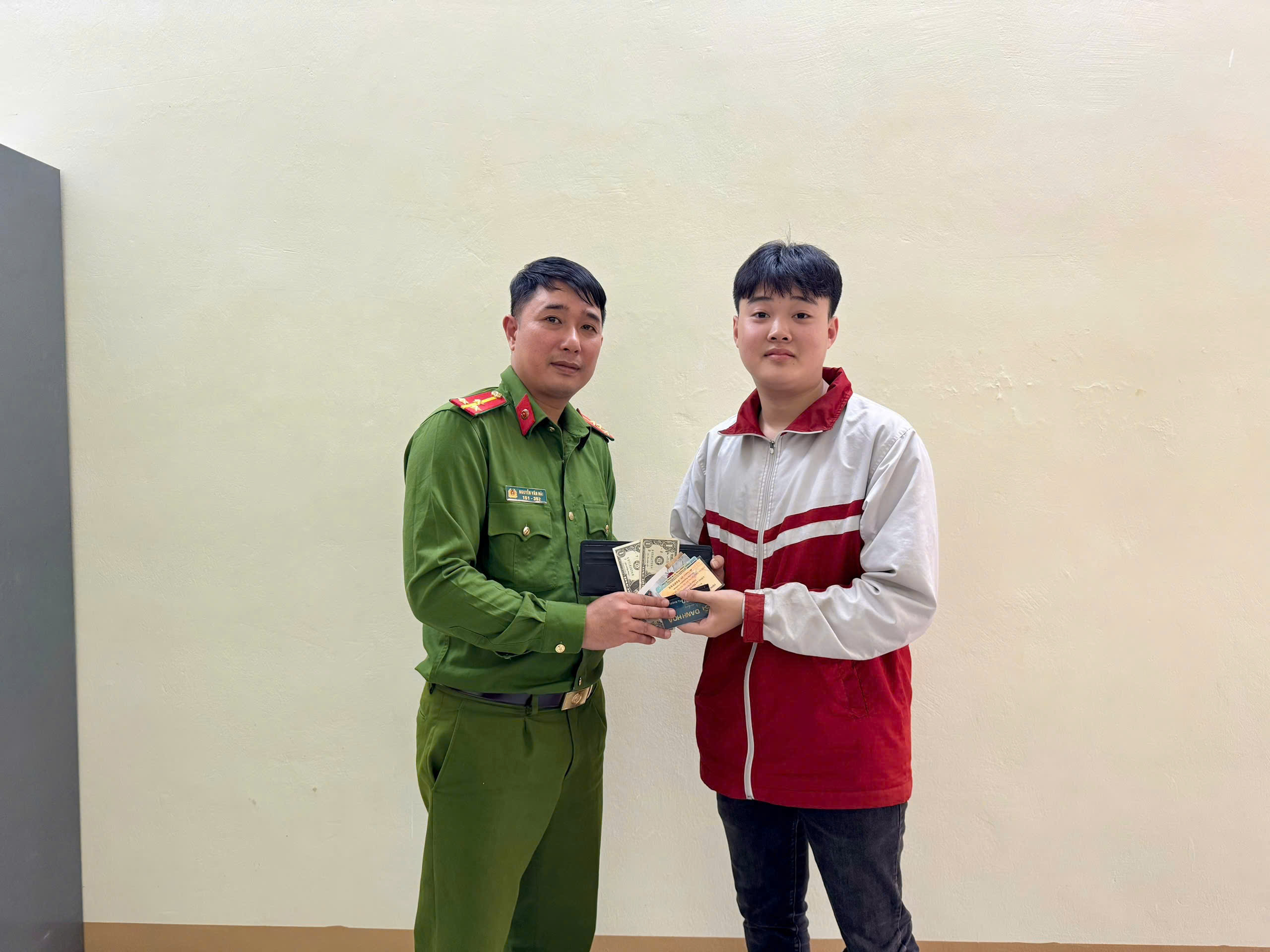 CÔNG AN PHƯỜNG HÀ GIANG 2 TRAO TRẢ TÀI SẢN ĐÁNH RƠI CHO NGƯỜI DÂN