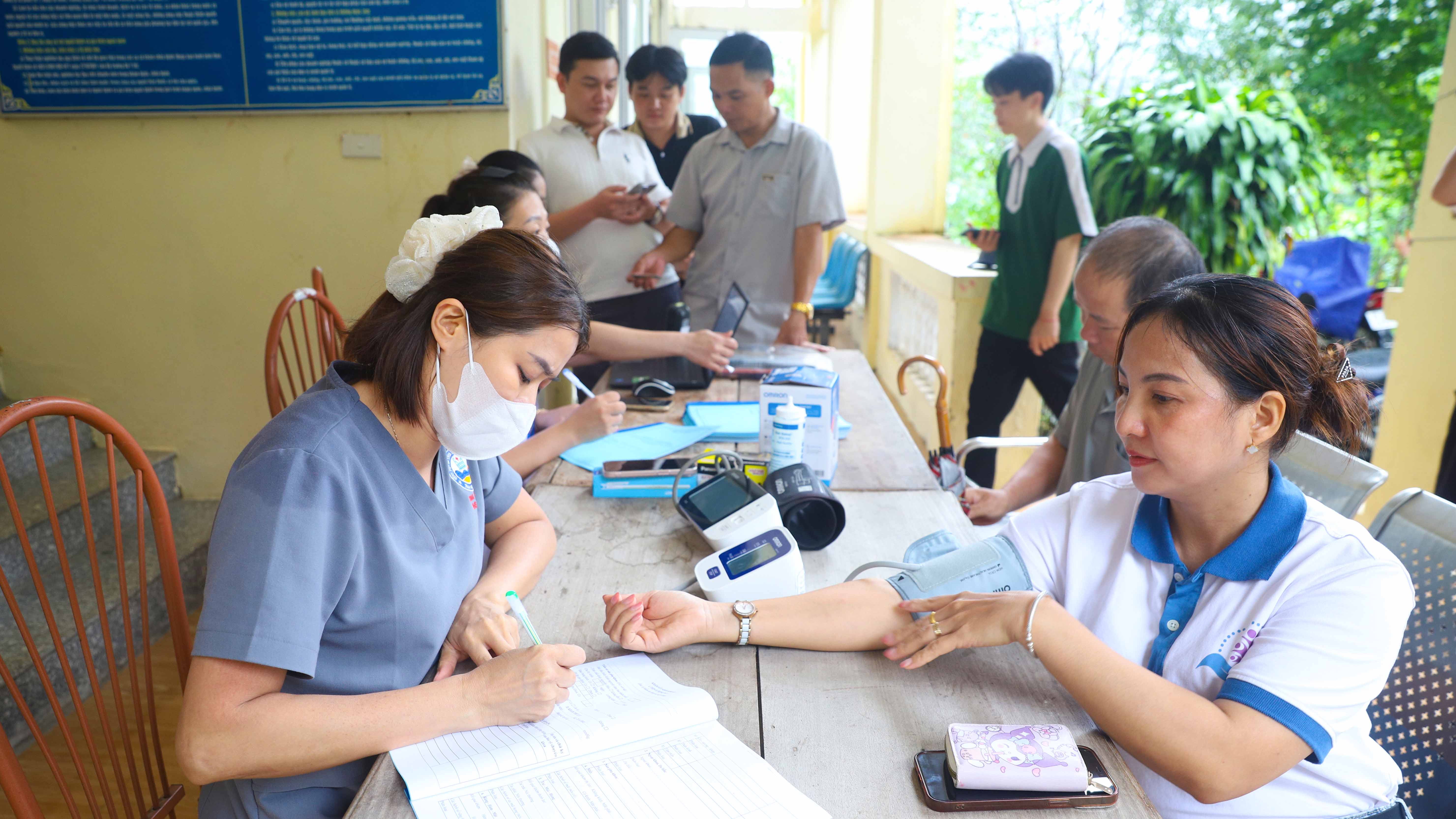 XÃ HỒ THẦU TỔ CHỨC KHÁM SỨC KHỎE ĐỊNH KỲ CHO CÁN BỘ, CÔNG CHỨC, VIÊN CHỨC, NGƯỜI LAO ĐỘNG