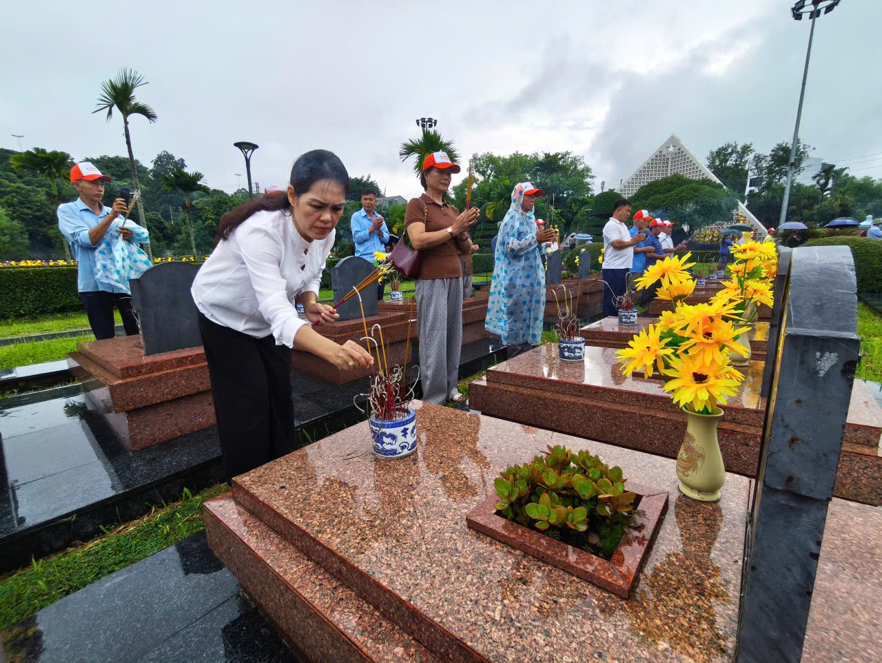 Đoàn Đại biểu người có uy tín trong đồng bào các dân tộc thiểu số tỉnh Tuyên Quang dâng hương, tri ân anh hùng liệt sĩ tại Điện Biên