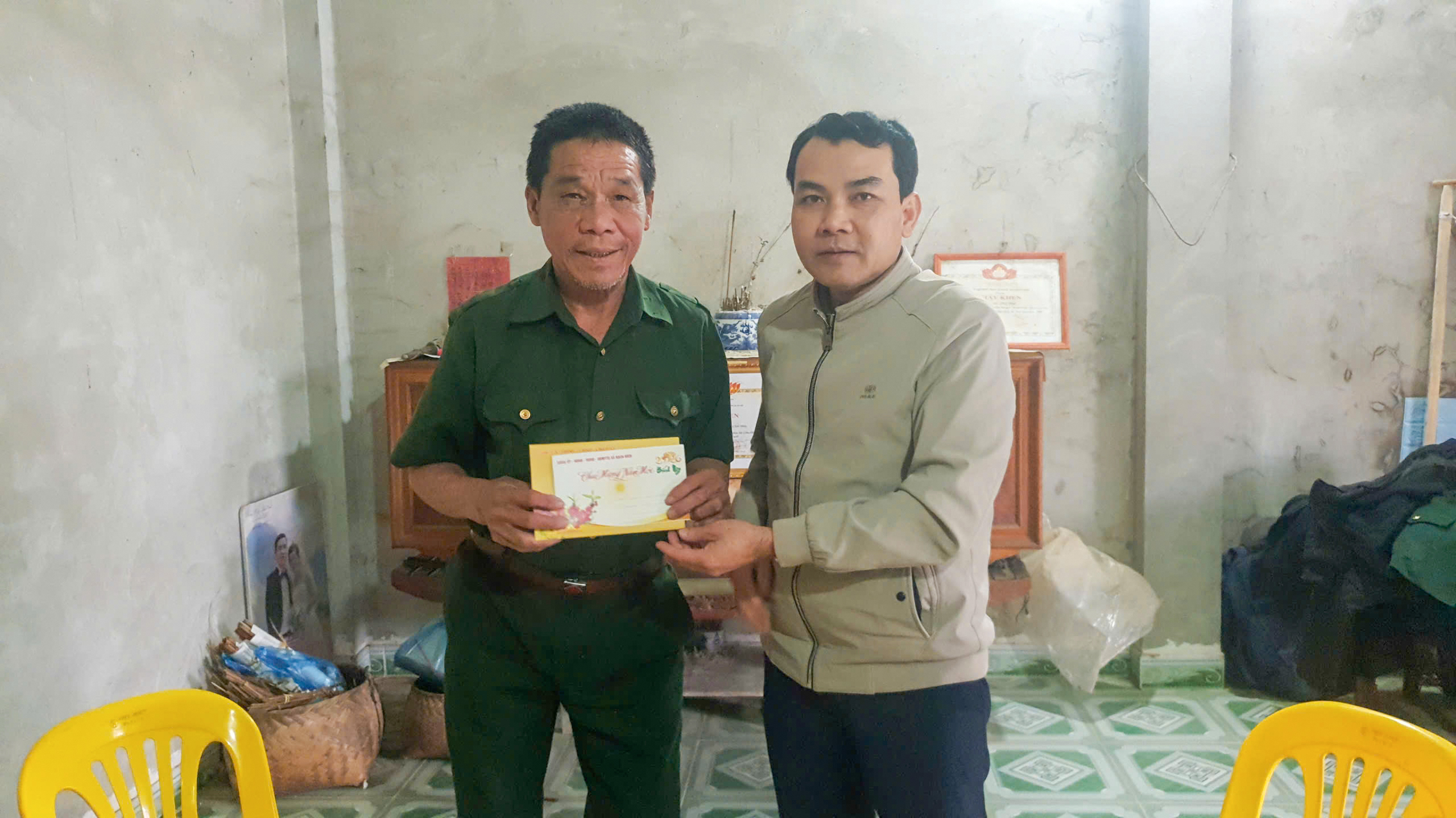 Các đồng chí lãnh đạo xã Bạch Đích tiếp tục tổ chức thăm hỏi, tặng quà Tết các đối tượng chính sách trên địa bàn