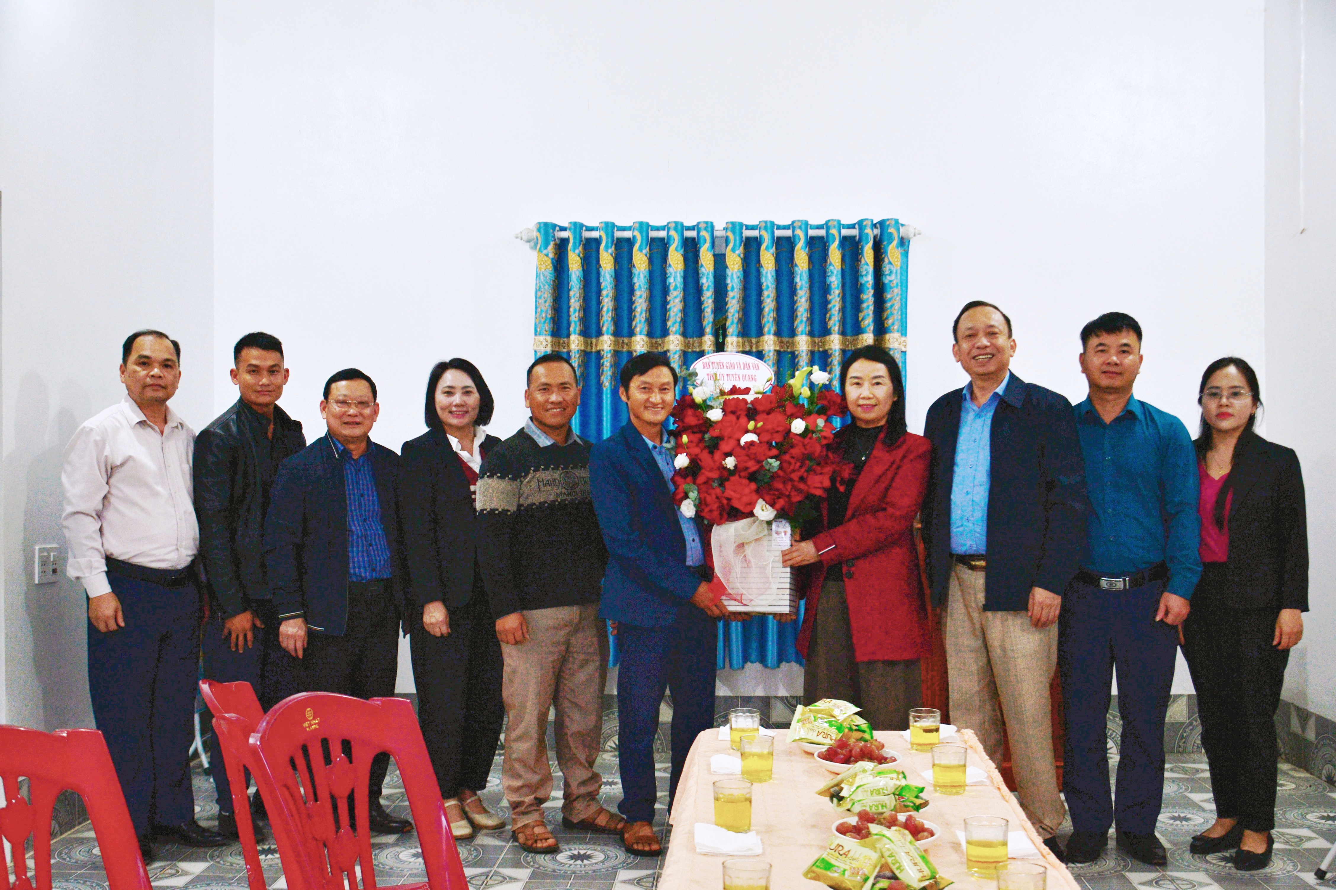 Thực hiện Kế hoạch số 02-KH/BTGDV ngày 08/12/2025 của Ban Tuyên giáo và Dân vận tỉnh, chiều nay, đồng chí Vương Thuý Hằng, Phó Trưởng Ban Tuyên giáo và Dân vận tỉnh cùng các đồng chí cán bộ, chuyên viên và lãnh đạo Đảng uỷ, chính quyền xã Hùng Lợi đến thăm, tặng quà, chúc mừng Hội thánh Hiệp Một thôn Bum Kẹn nhân dịp Lễ Giáng sinh năm 2025.