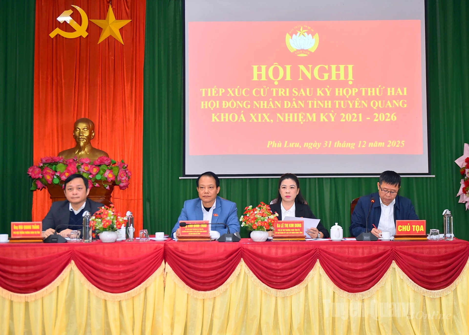 Phó Bí thư Thường trực Tỉnh ủy Lê Thị Kim Dung tiếp xúc cử tri xã Phù Lưu