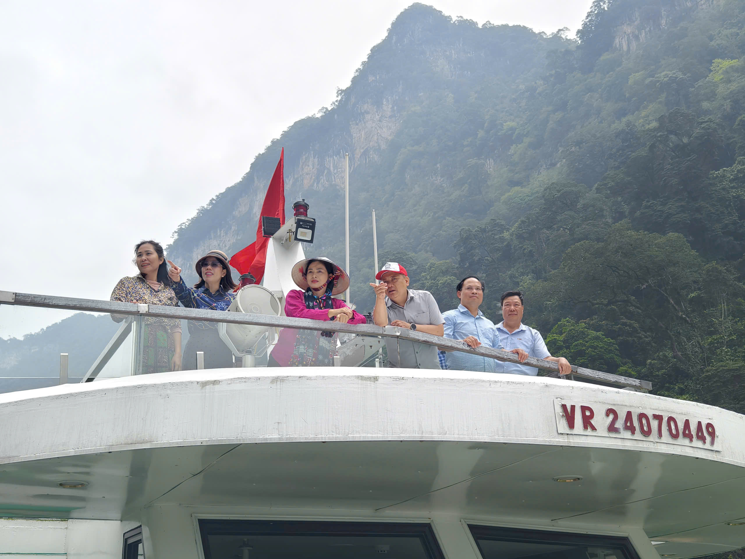 Đồng chí Phó Chủ tịch Ủy ban nhân dân tỉnh Vương Ngọc Hà thăm và làm việc tại xã Nà Hang