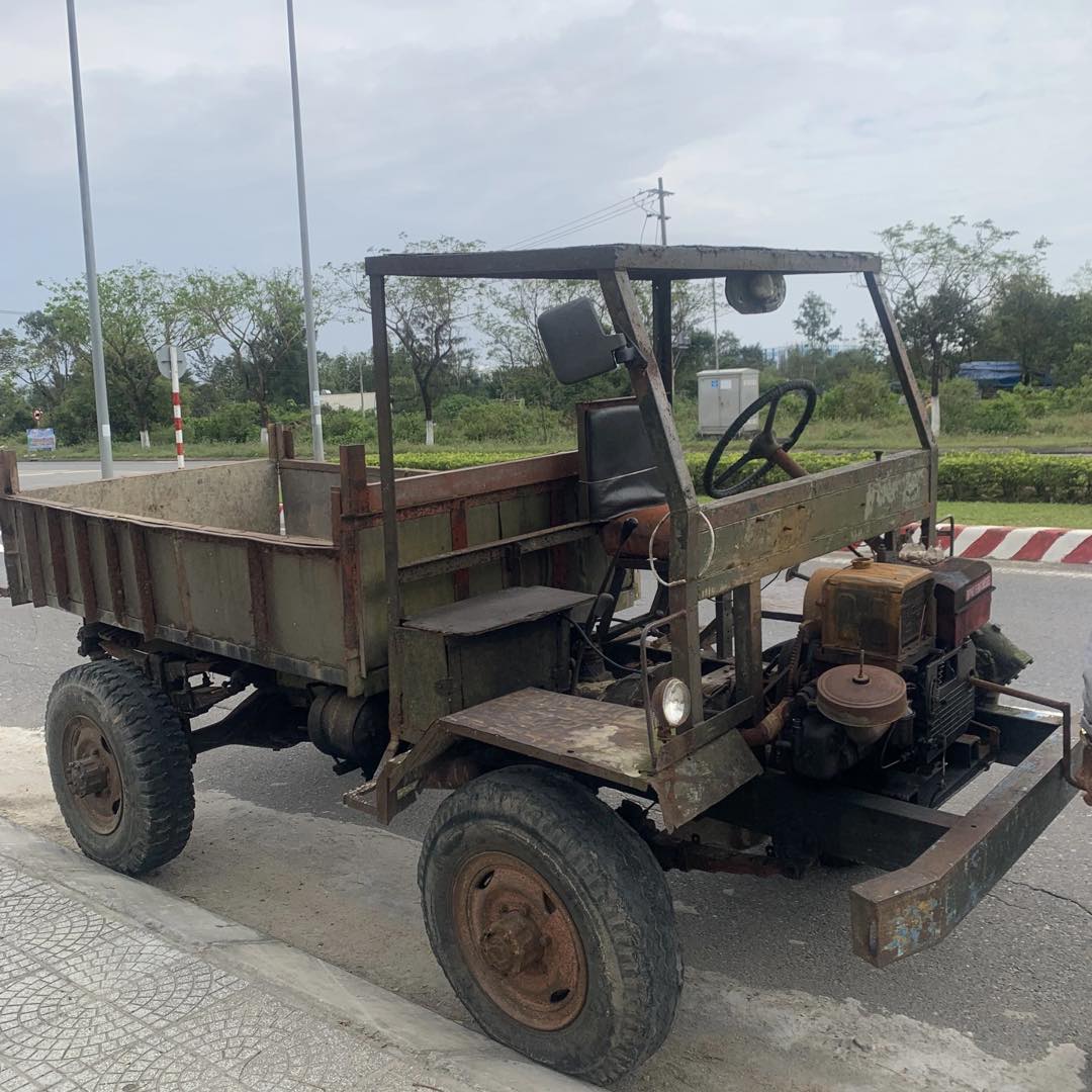 NGHIÊM CẤM SỬ DỤNG XE CÔNG NÔNG, XE TỰ CHẾ BA, BỐN BÁNH THAM GIA GIAO THÔNG