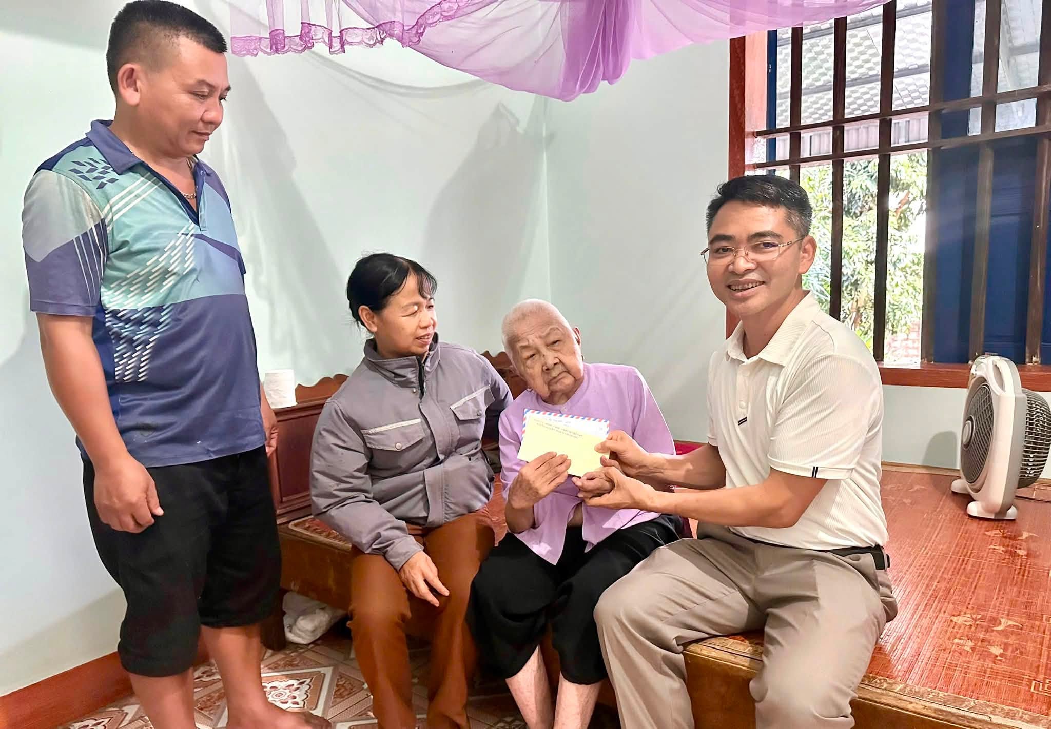Các đồng chí Phó Chủ tịch UBND xã đến thăm, tặng quà các gia đình chính sách tại các địa phương