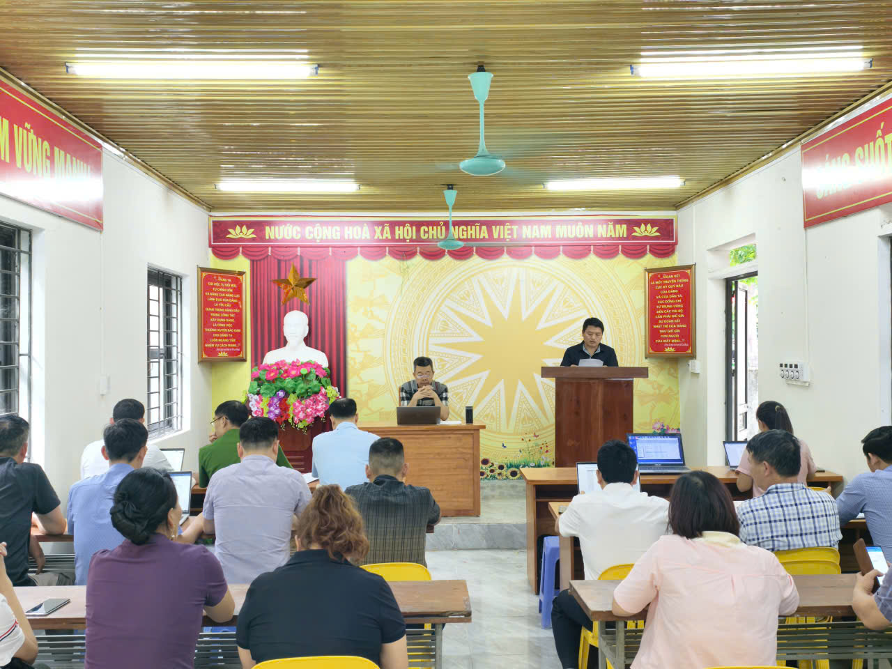 ĐẢNG ỦY XÃ CÁN TỶ CÔNG BỐ QUYẾT ĐỊNH KIỂM TRA ĐỐI VỚI CHI BỘ UBND XÃ 