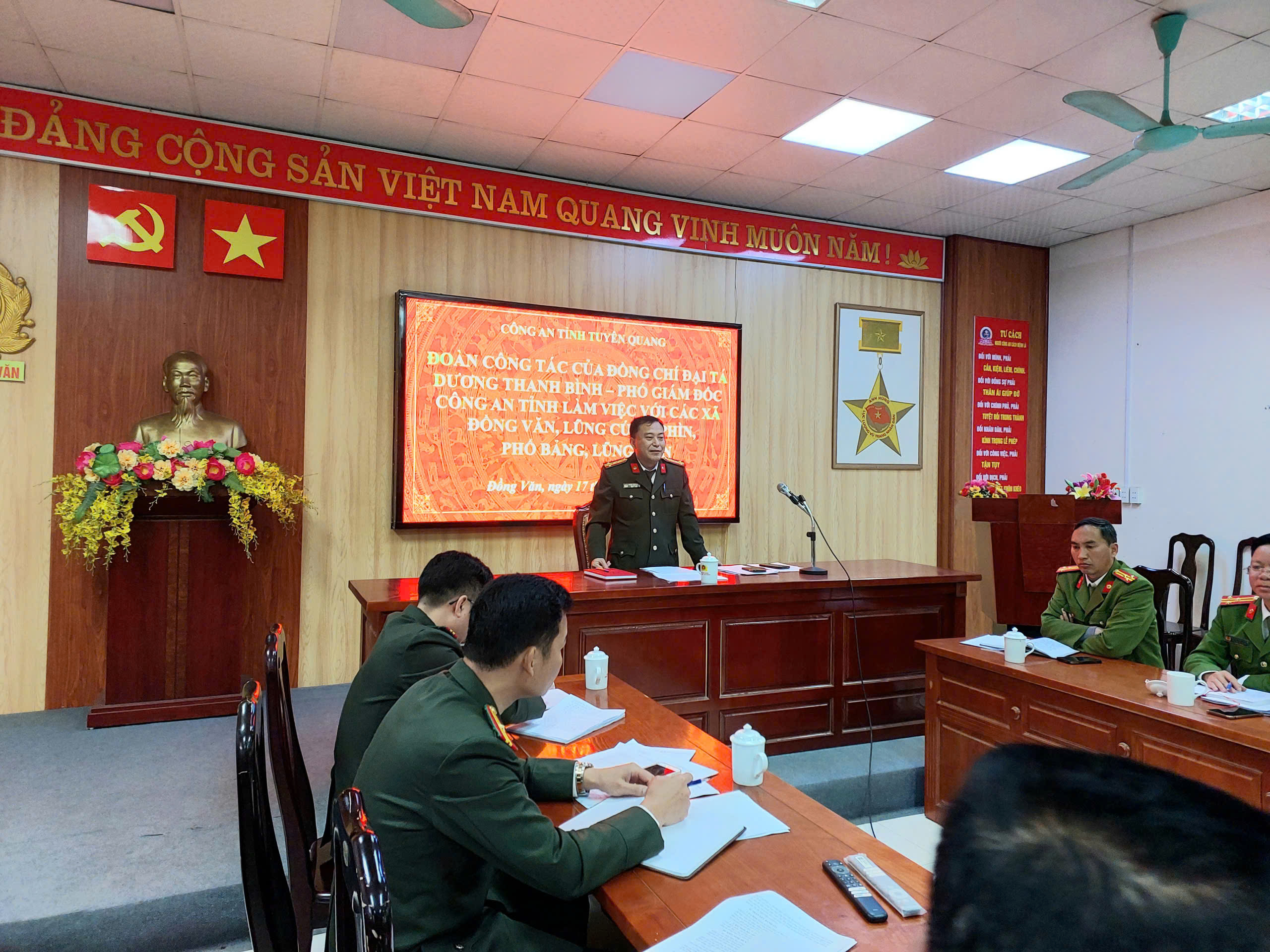 LÃNH ĐẠO CÔNG AN TỈNH GIAO BAN, LÀM VIỆC VỚI CÔNG AN CẤP XÃ