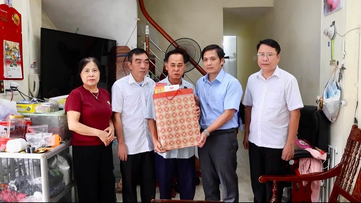 Đồng chí Hà Minh Mẫn thăm, tặng quà các gia đình người có công nhân dịp 27/7