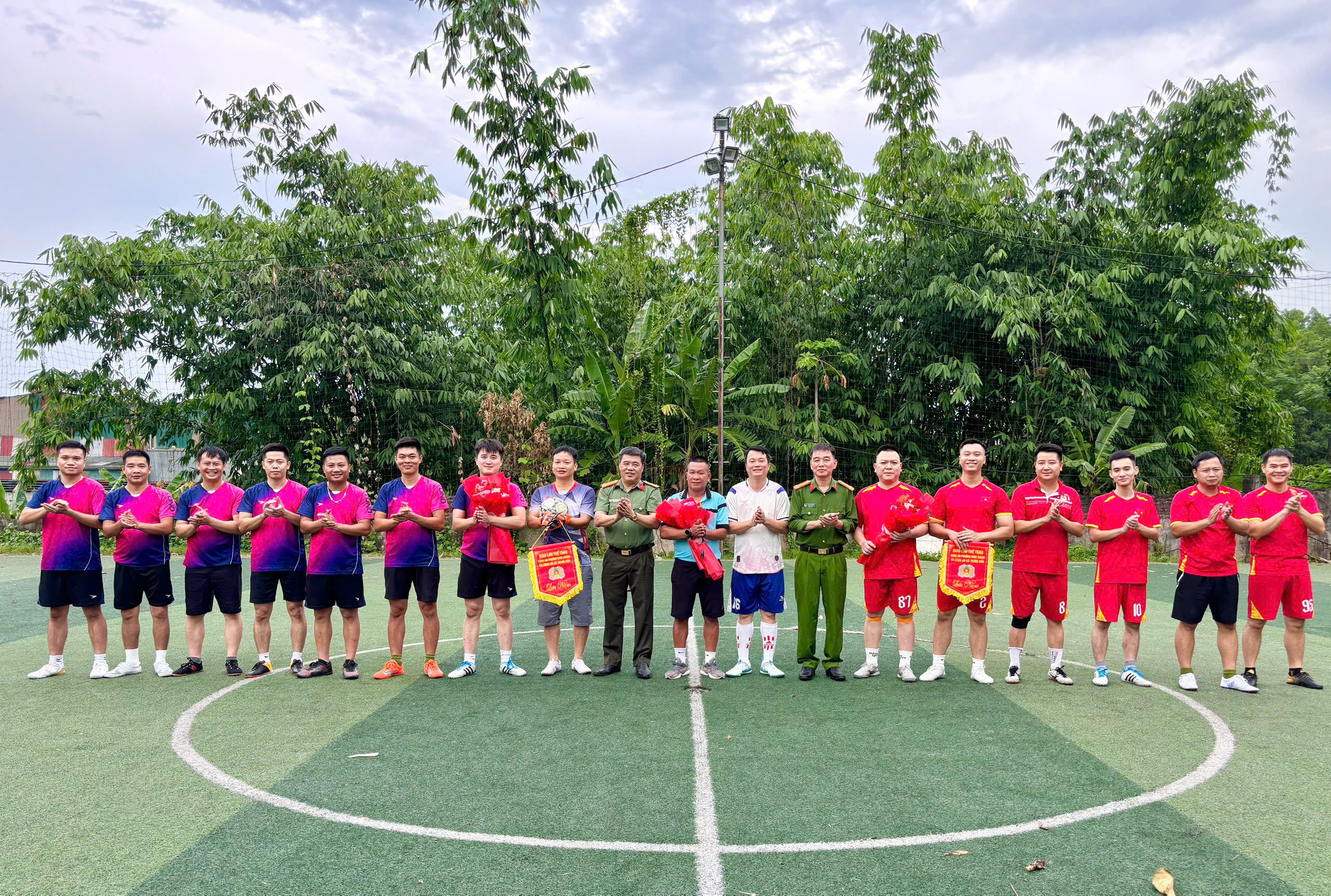 CÔNG AN XÃ TRUNG SƠN VÀ CÔNG AN PHƯỜNG BÌNH THUẬN TỔ CHỨC SINH HOẠT CHÍNH TRỊ, GIAO LƯU THỂ THAO NHÂN KỶ NIỆM NGÀY THÀNH LẬP LỰC LƯỢNG CÔNG AN NHÂN DÂN