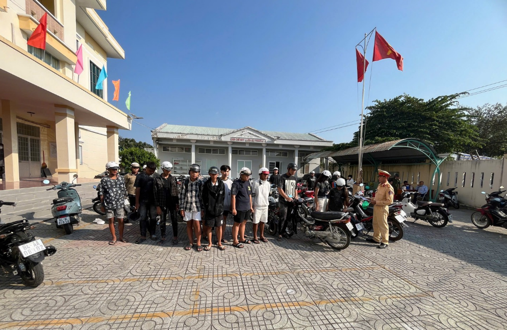 XỬ PHẠT 30 TRƯỜNG HỢP TỤ TẬP CHẠY XE, NÉM BỘT GÂY MẤT TRẬT TỰ, AN TOÀN GIAO THÔNG