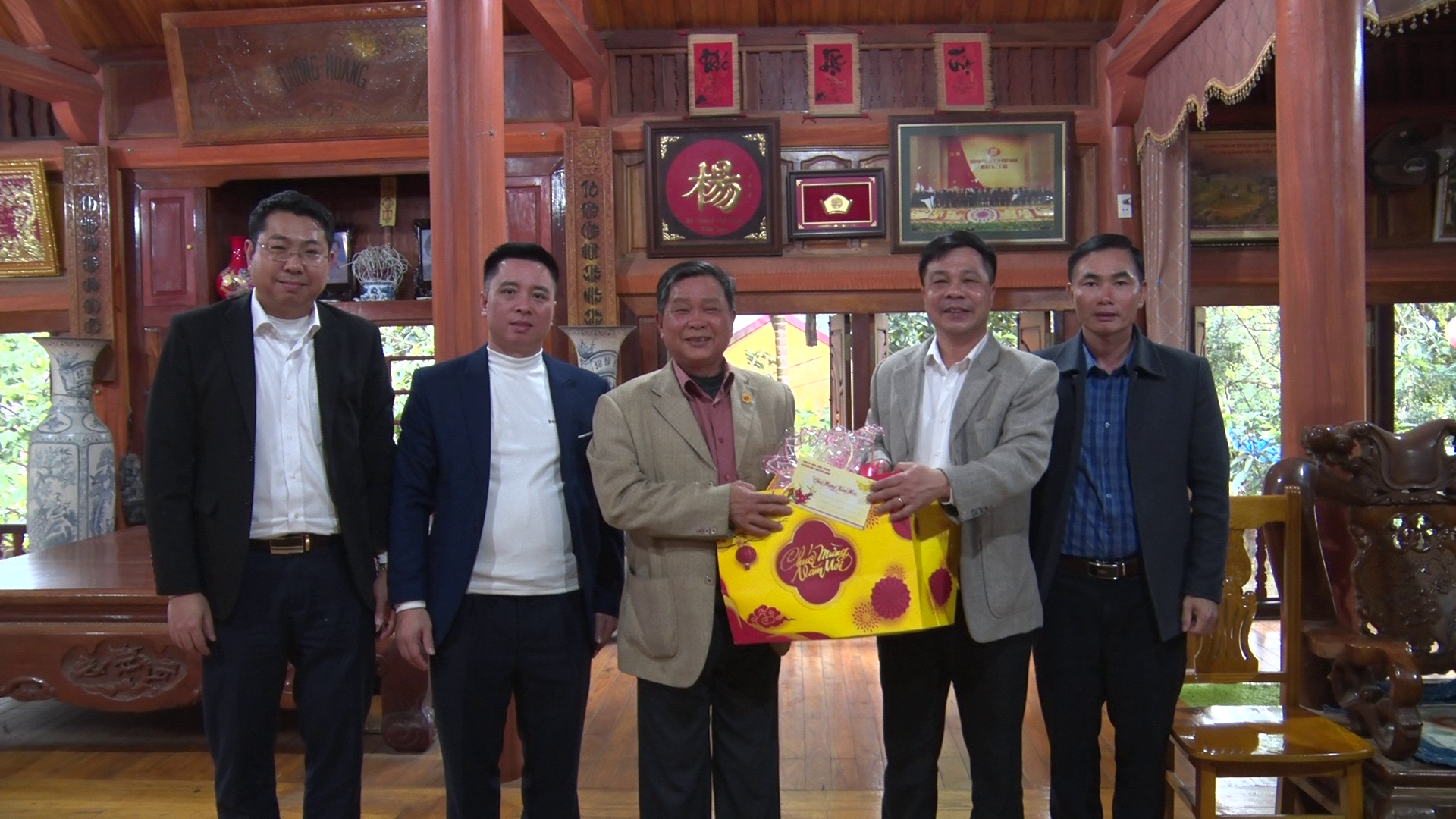 Thường trực Đảng ủy xã Khuôn Lùng thăm, chúc Tết các đồng chí nguyên lãnh đạo huyện qua các thời kỳ nhân dịp Tết Nguyên đán Bính Ngọ năm 2026