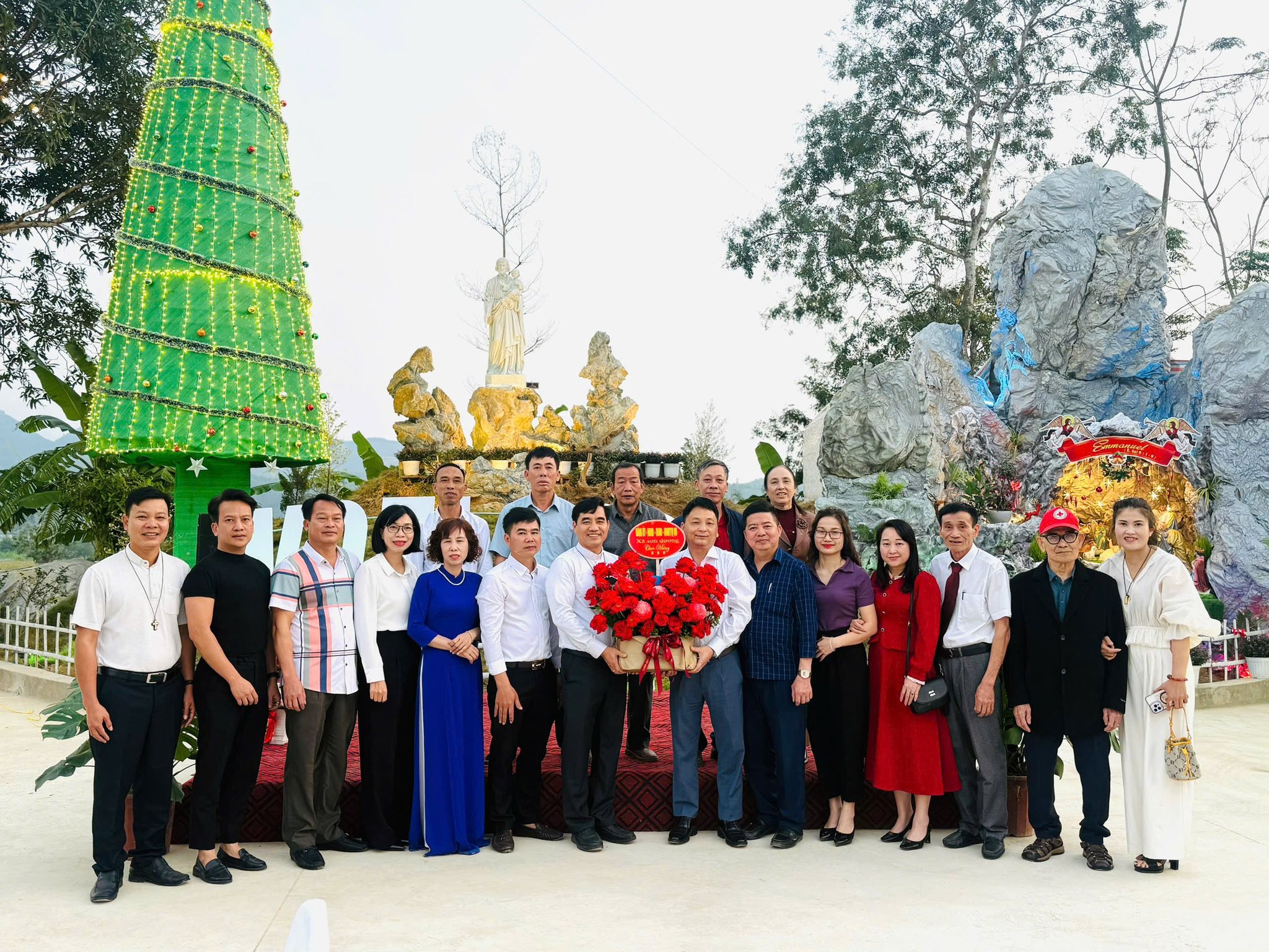 Chủ tịch UBND xã Phùng Việt Hưng tặng hoa chúc mừng Lễ Giáng sinh Noel năm 2025 tại Nhà thờ Giáo họ Sơn Dương