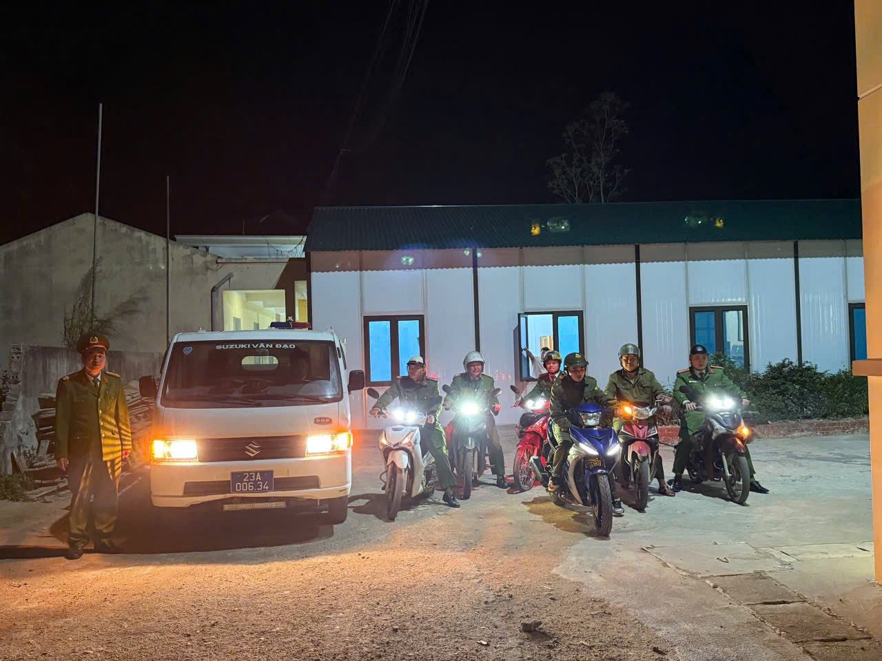 CÔNG AN XÃ VÀ BAN CHỈ HUY QUÂN SỰ XÃ PHỐI HỢP TUẦN TRA, BẢO ĐẢM AN NINH TRẬT TỰ DỊP TẾT NGUYÊN ĐÁN BÍNH NGỌ 2026