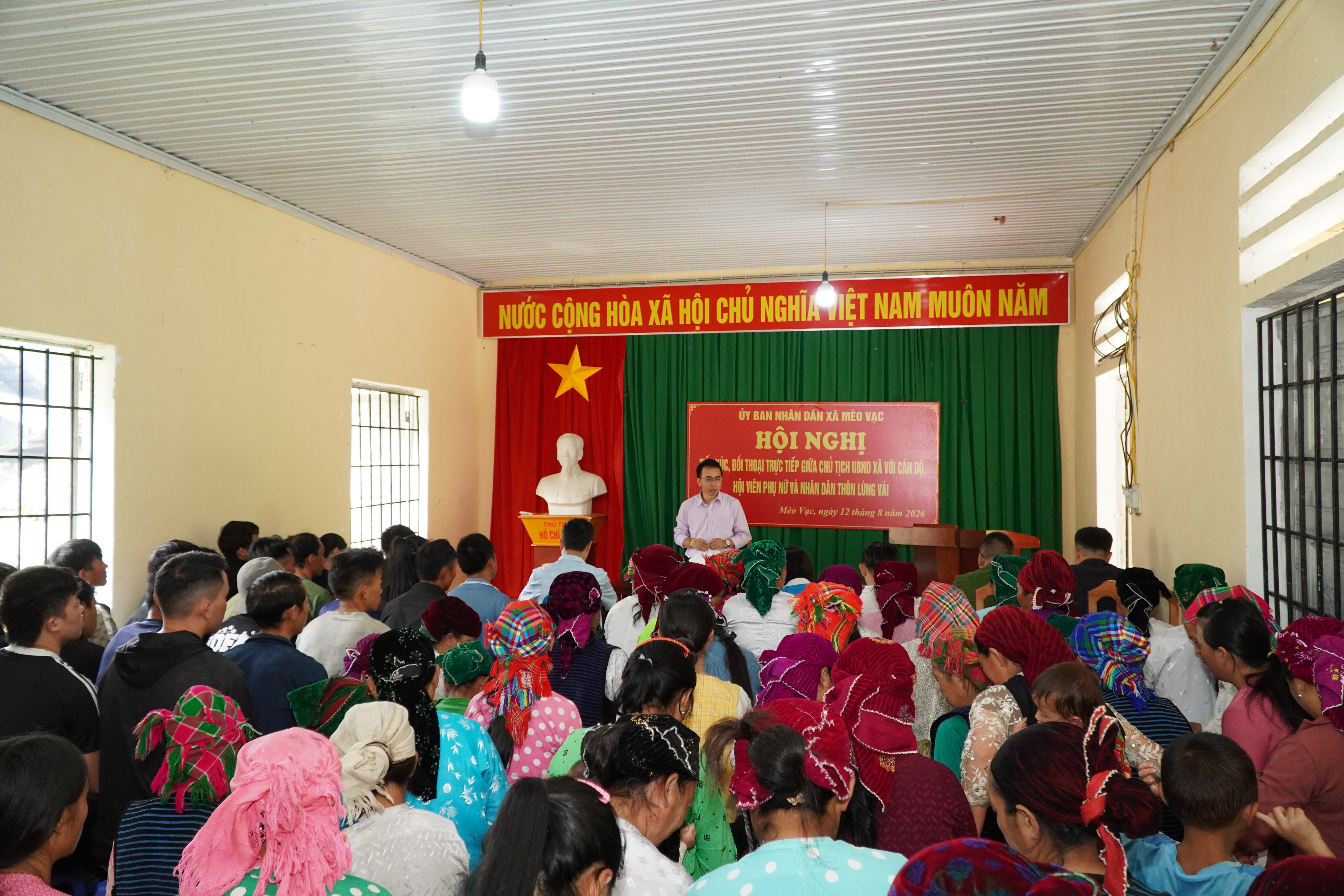 Chủ tịch UBND xã Mèo Vạc đối thoại trực tiếp với cán bộ, hội viên phụ nữ và Nhân dân thôn Lùng Vái