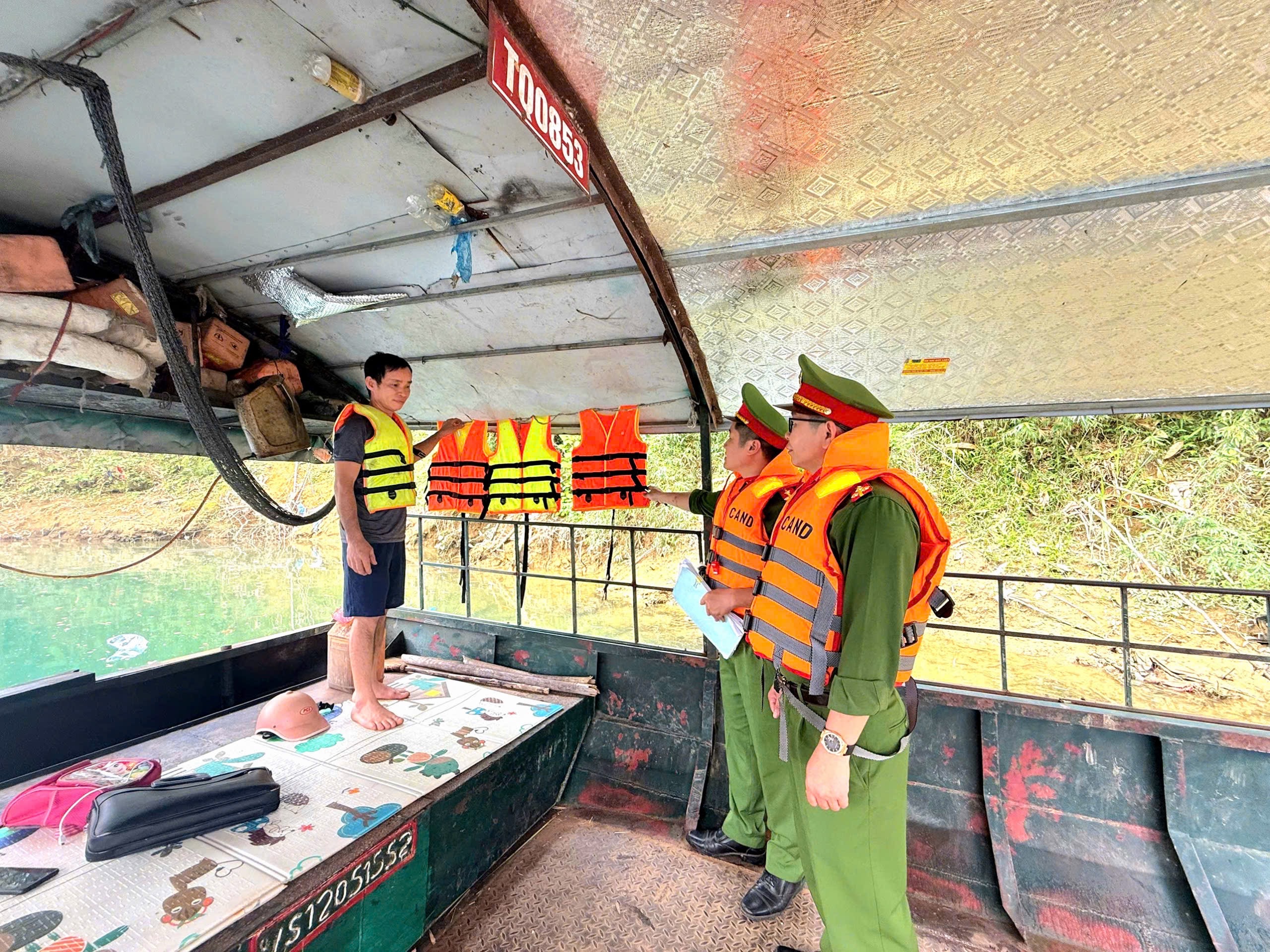 CÔNG AN XÃ TÂN MỸ- HÒA AN, CHỦ ĐỘNG BẢO ĐẢM AN TOÀN GIAO THÔNG ĐƯỜNG THỦY NỘI ĐỊA TRƯỚC MÙA MƯA BÃO