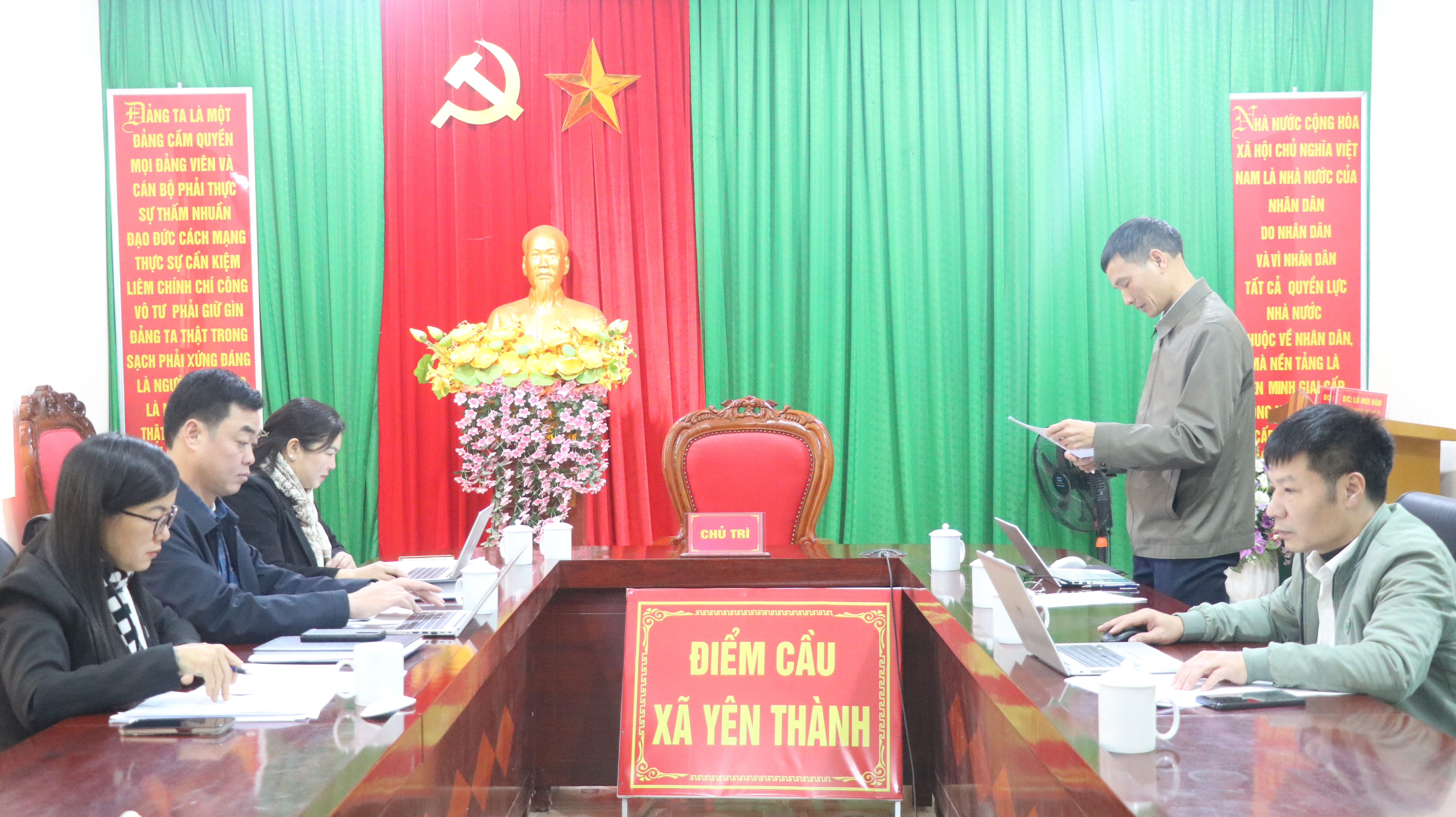 Uỷ ban nhân dân xã Yên Thành làm việc với Thuế cơ sở 5.