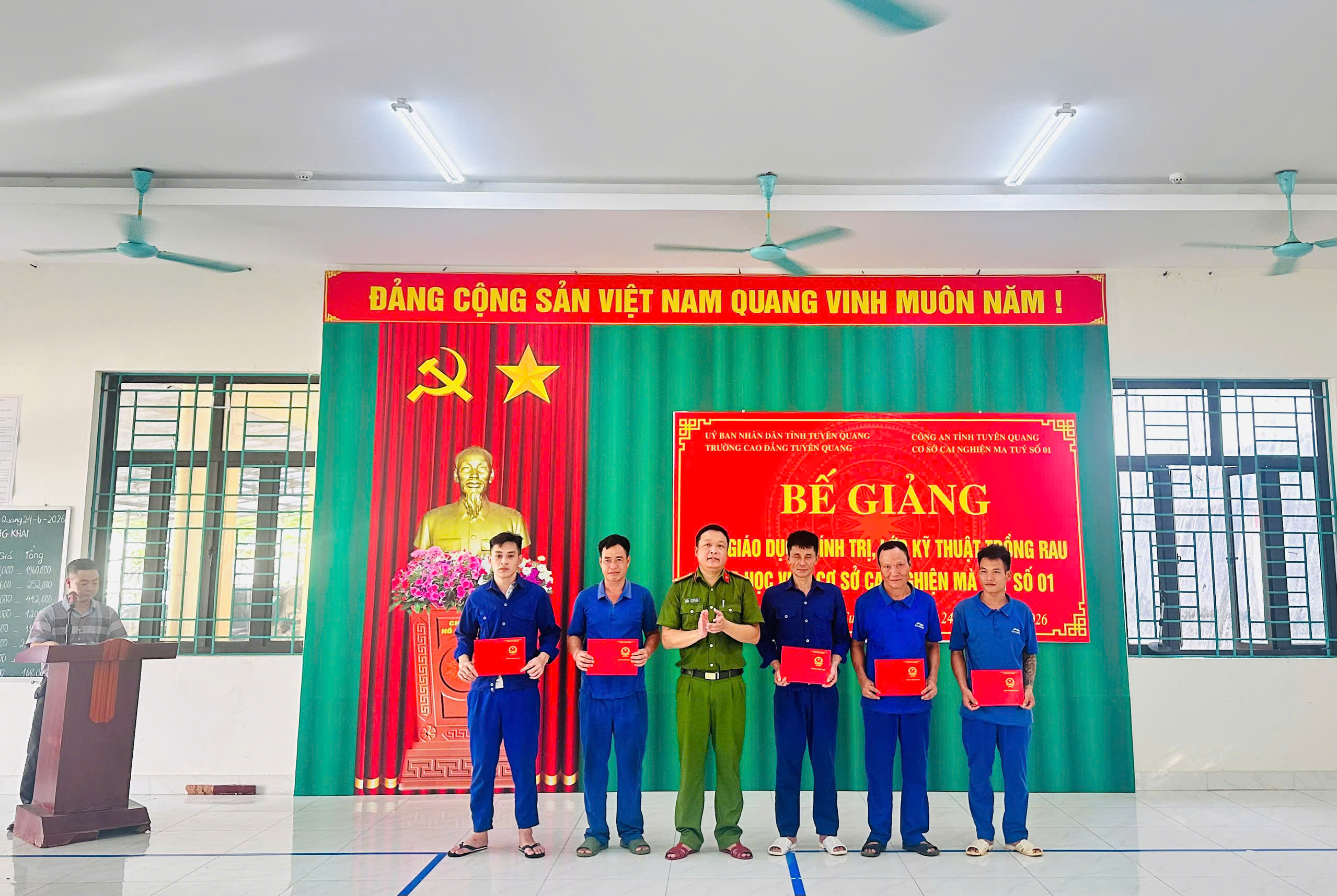 BẾ GIẢNG LỚP GIÁO DỤC CHÍNH TRỊ, ĐÀO TẠO NGHỀ CHO NGƯỜI CAI NGHIỆN MA TÚY