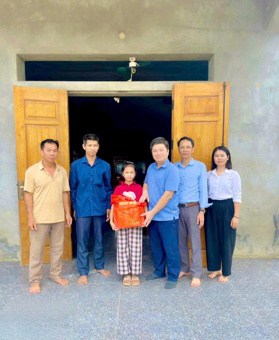ĐẢNG ỦY, HĐND, UBND, ỦY BAN MTTQ XÃ TRƯỜNG SINH TỔ CHỨC THĂM HỎI, TẶNG QUÀ TRẺ EM KHUYẾT TẬT, TRẺ EM CÓ HOÀN CẢNH ĐẶC BIỆT KHÓ KHĂN NHÂN NGÀY QUỐC TẾ THIẾU NHI 1/6