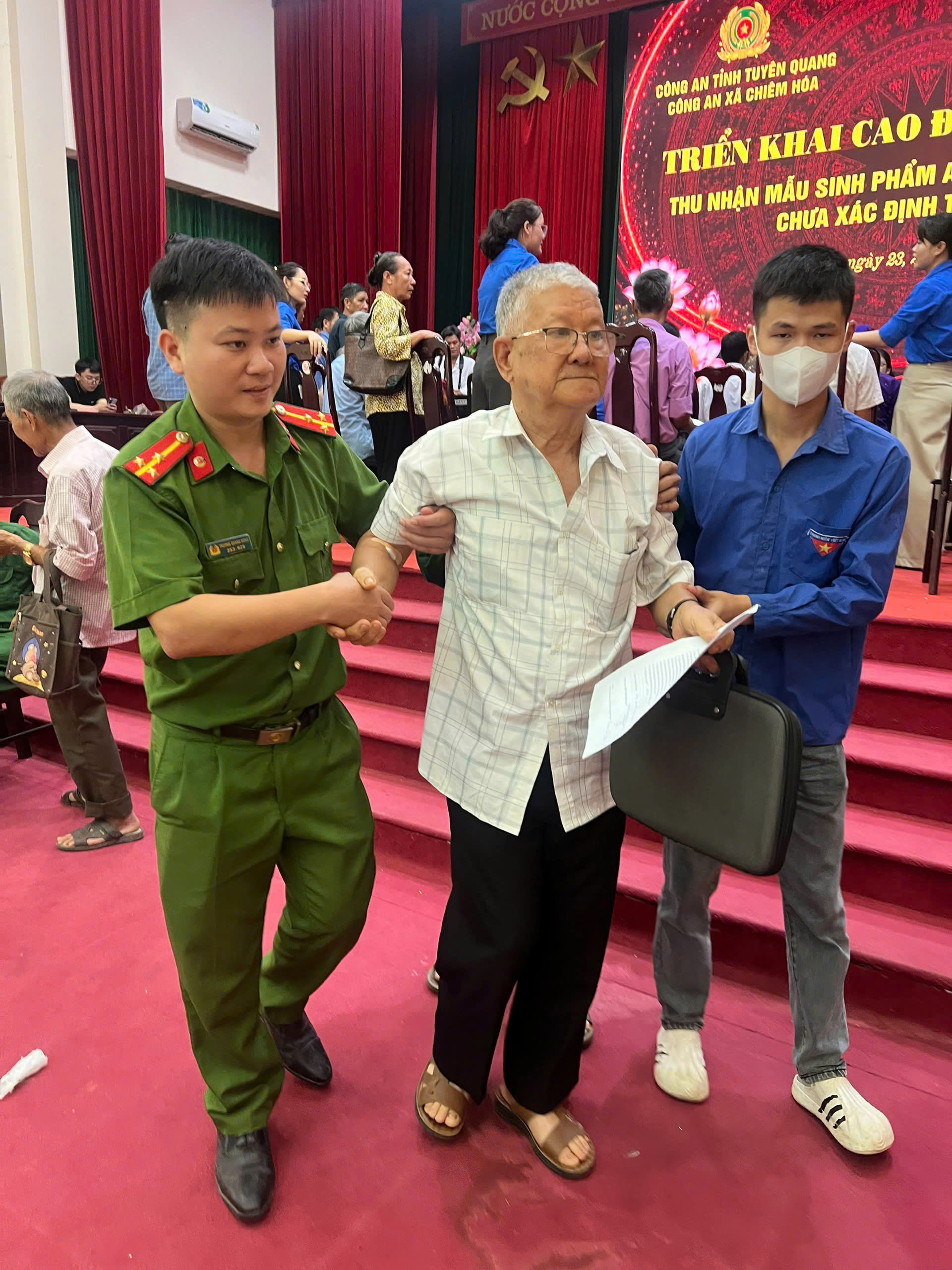 CÔNG AN XÃ THƯỢNG LÂM TẬN TÌNH HỖ TRỢ THÂN NHÂN LIỆT SĨ THU NHẬN MẪU SINH PHẨM ADN