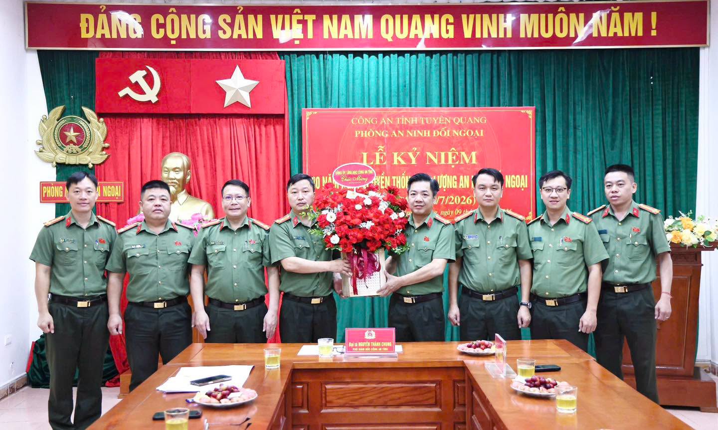 LÃNH ĐẠO CÔNG AN TỈNH CHÚC MỪNG PHÒNG AN NINH ĐỐI NGOẠI NHÂN KỶ NIỆM 80 NĂM NGÀY TRUYỀN THỐNG LỰC LƯỢNG AN NINH ĐỐI NGOẠI