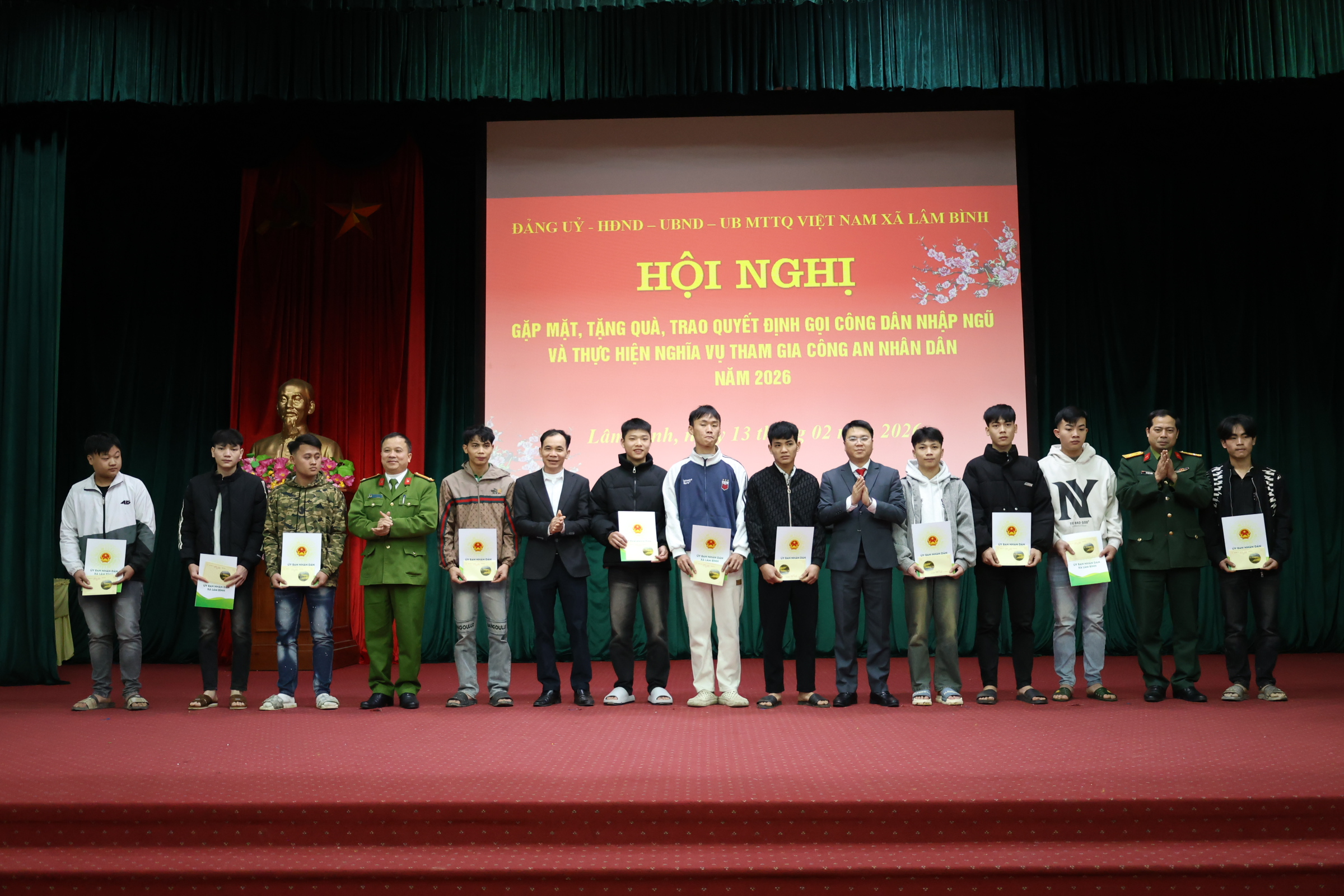 Xã Lâm Bình gặp mặt, tặng quà, trao Quyết định gọi công dân nhập ngũ và thực hiện nghĩa vụ tham gia Công an nhân dân năm 2026