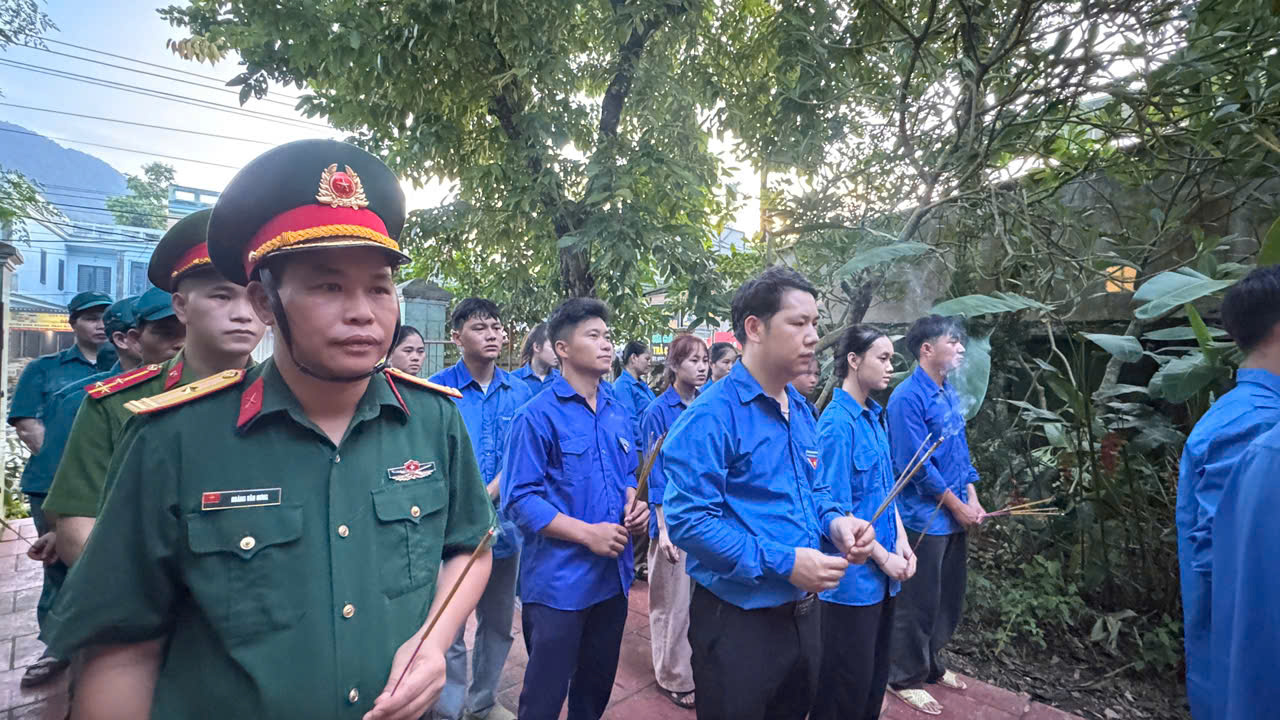 ĐOÀN XÃ XUÂN GIANG TỔ CHỨC LỄ DÂNG HƯƠNG, THẮP NẾN TRI ÂN CÁC ANH HÙNG LIỆT SĨ