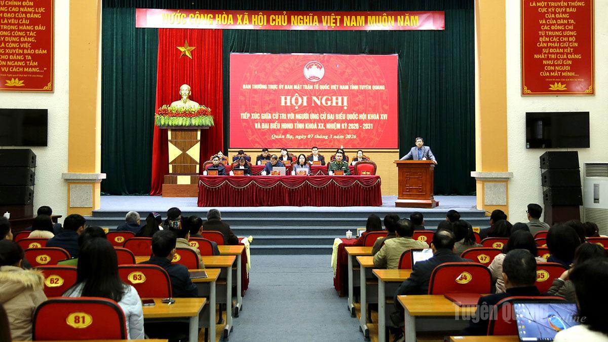 Các ứng cử viên đại biểu Quốc hội và HĐND tỉnh tiếp xúc cử tri