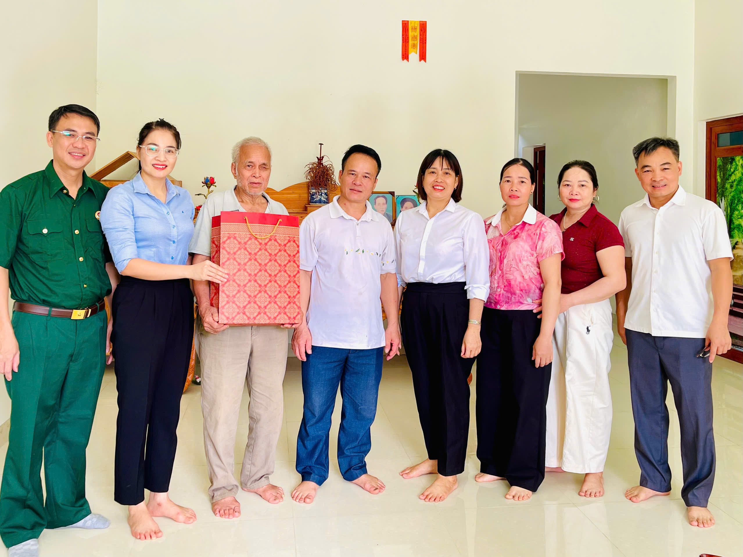Đồng chí Hứa Thị Hà, Bí thư Đảng ủy, Chủ tịch HĐND xã Minh Thanh thăm và tặng quà nhân dịp kỷ niệm 79 năm Ngày Thương binh - Liệt sĩ.