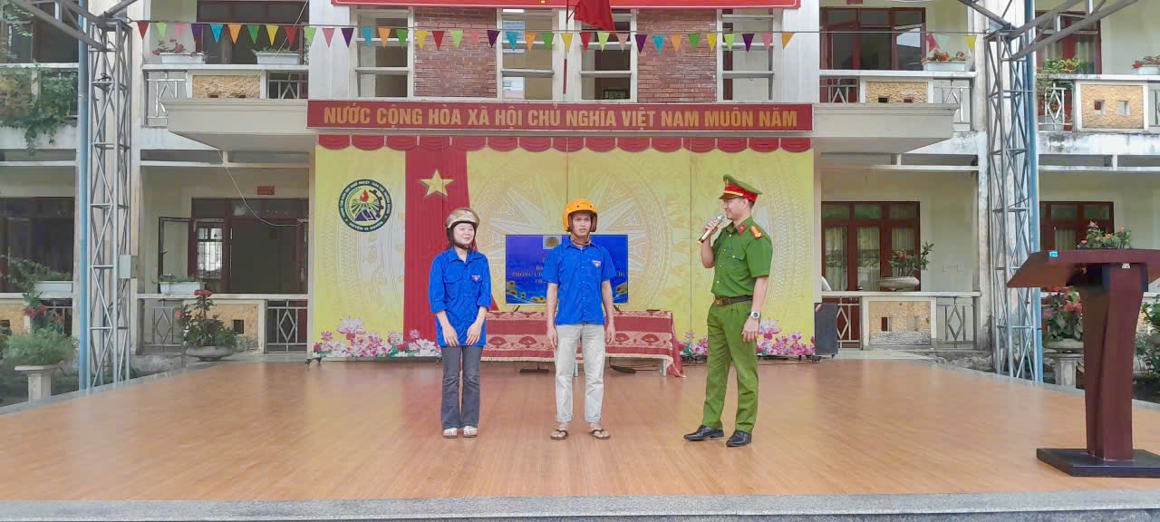 TĂNG CƯỜNG TUYÊN TRUYỀN PHÁP LUẬT, NÂNG CAO Ý THỨC AN TOÀN GIAO THÔNG TRONG HỌC ĐƯỜNG