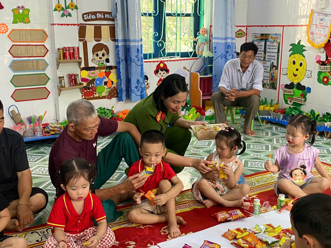 CHUNG TAY VÌ TRẺ EM, CÔNG AN XÃ LIÊN HIỆP TĂNG CƯỜNG TUYÊN TRUYỀN PHÁP LUẬT VÀ KỸ NĂNG PHÒNG NGỪA TAI NẠN THƯƠNG TÍCH
