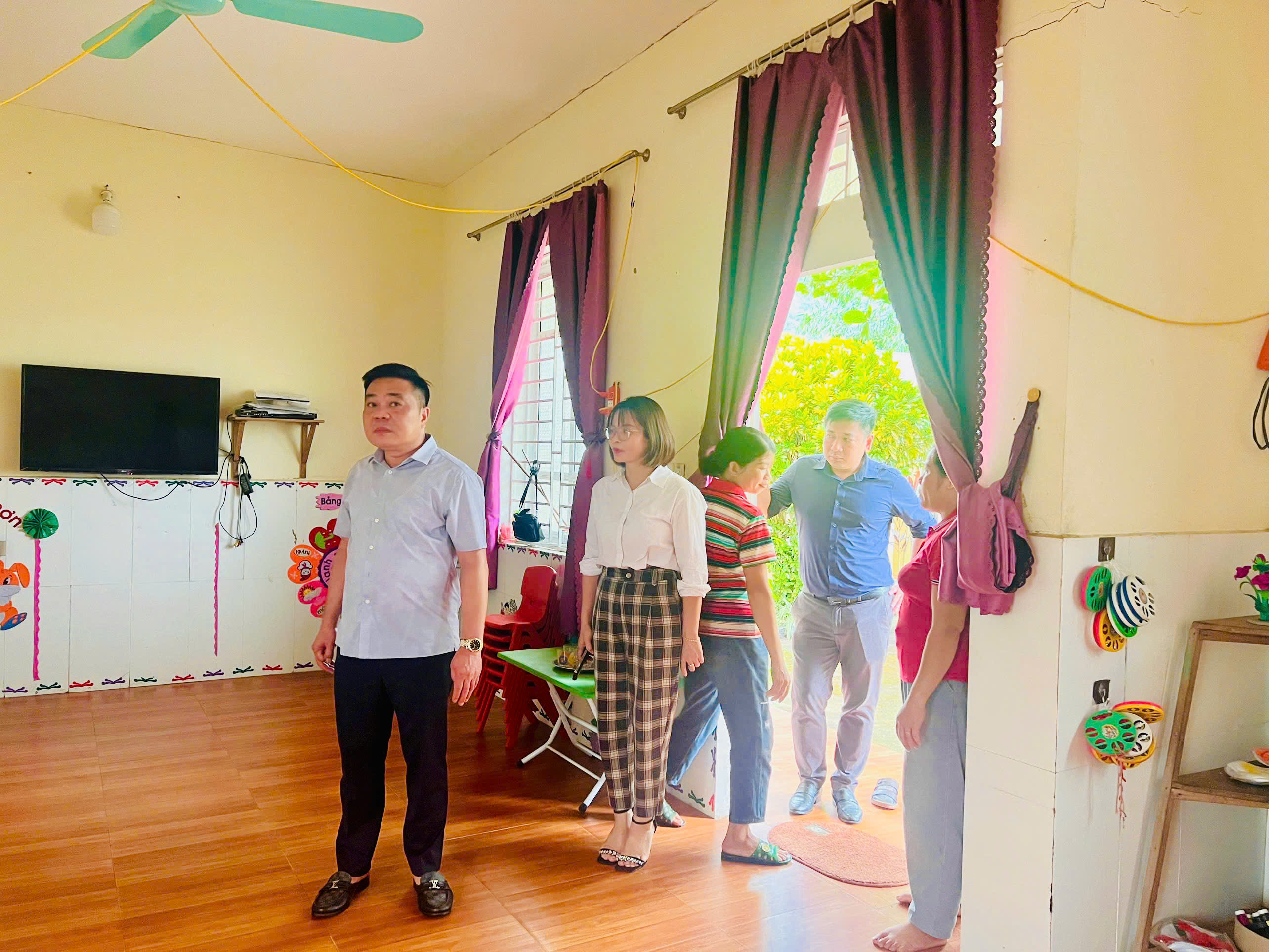 Phó bí thư Thường trực Đảng ủy, Chủ tịch HĐND xã kiểm tra các điều kiện phục vụ khai giảng năm học mới tại Trường Mầm non Vị Xuyên