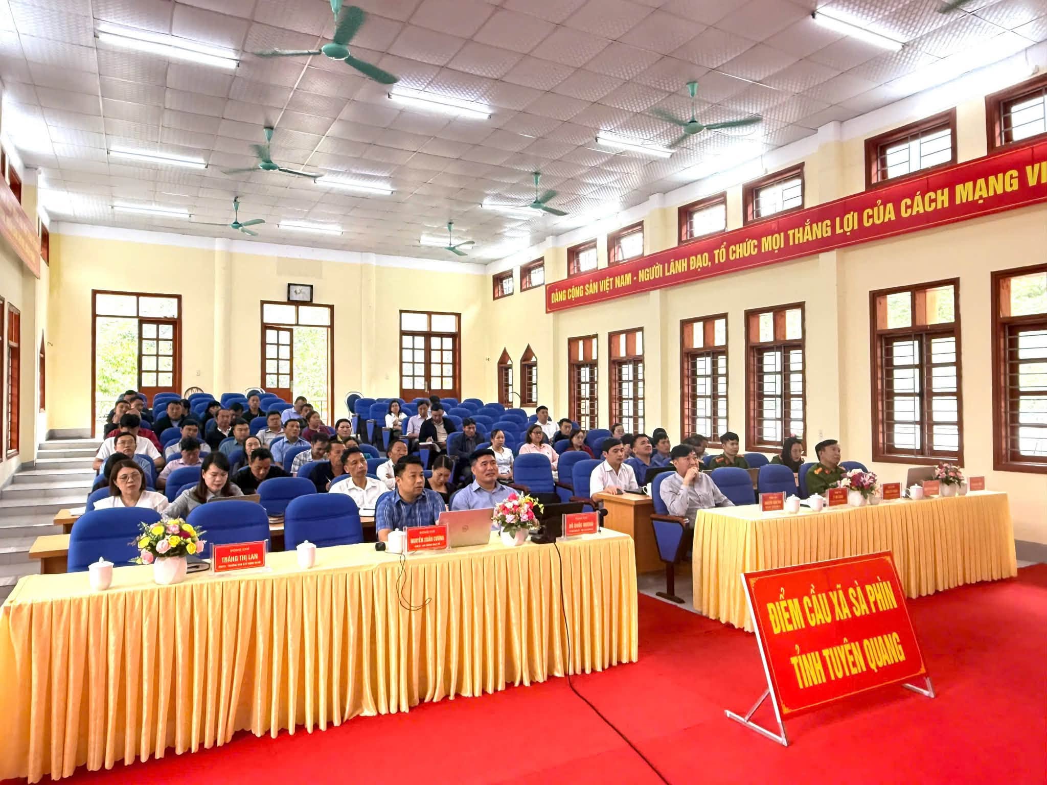 XÃ SÀ PHÌN THAM DỰ HỘI NGHỊ TOÀN QUỐC NGHIÊN CỨU, HỌC TẬP, QUÁN TRIỆT NGHỊ QUYẾT HỘI NGHỊ LẦN THỨ BA BAN CHẤP HÀNH TRUNG ƯƠNG ĐẢNG KHÓA XIV