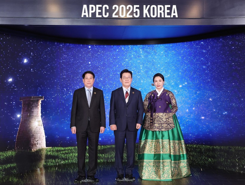 State President meets APEC leaders in RoK
