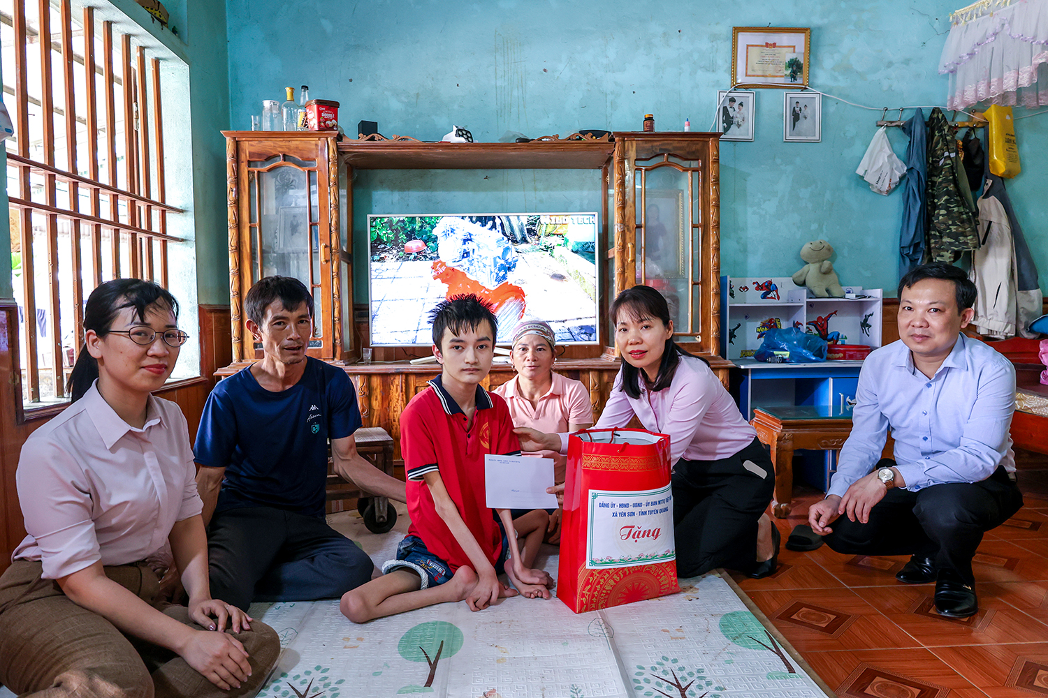 Xã Yên Sơn thăm, tặng quà người khuyết tật