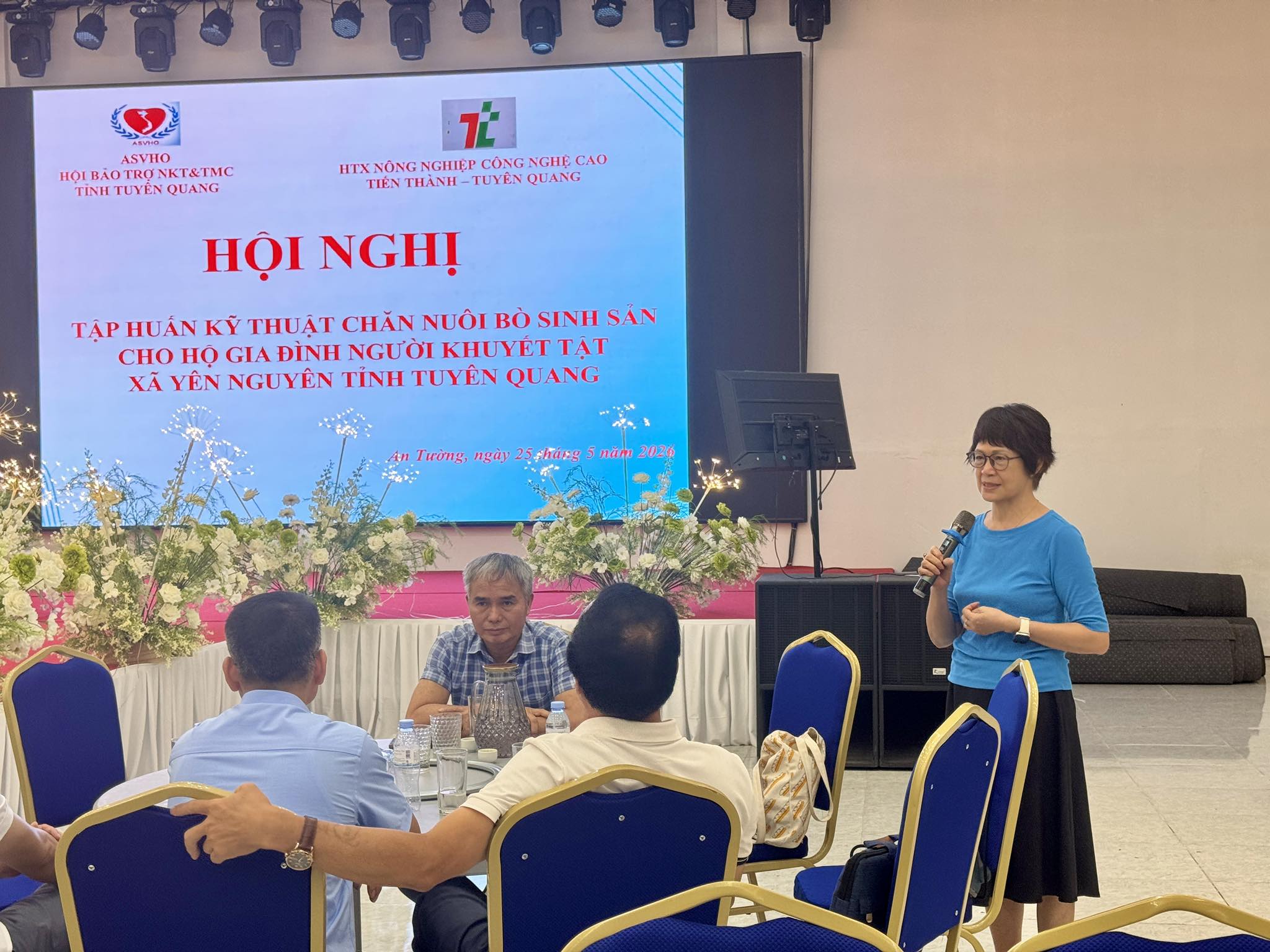 Tham quan, tập huấn kỹ thuật nuôi bò sinh sản cho người khuyết tật trên địa bàn xã