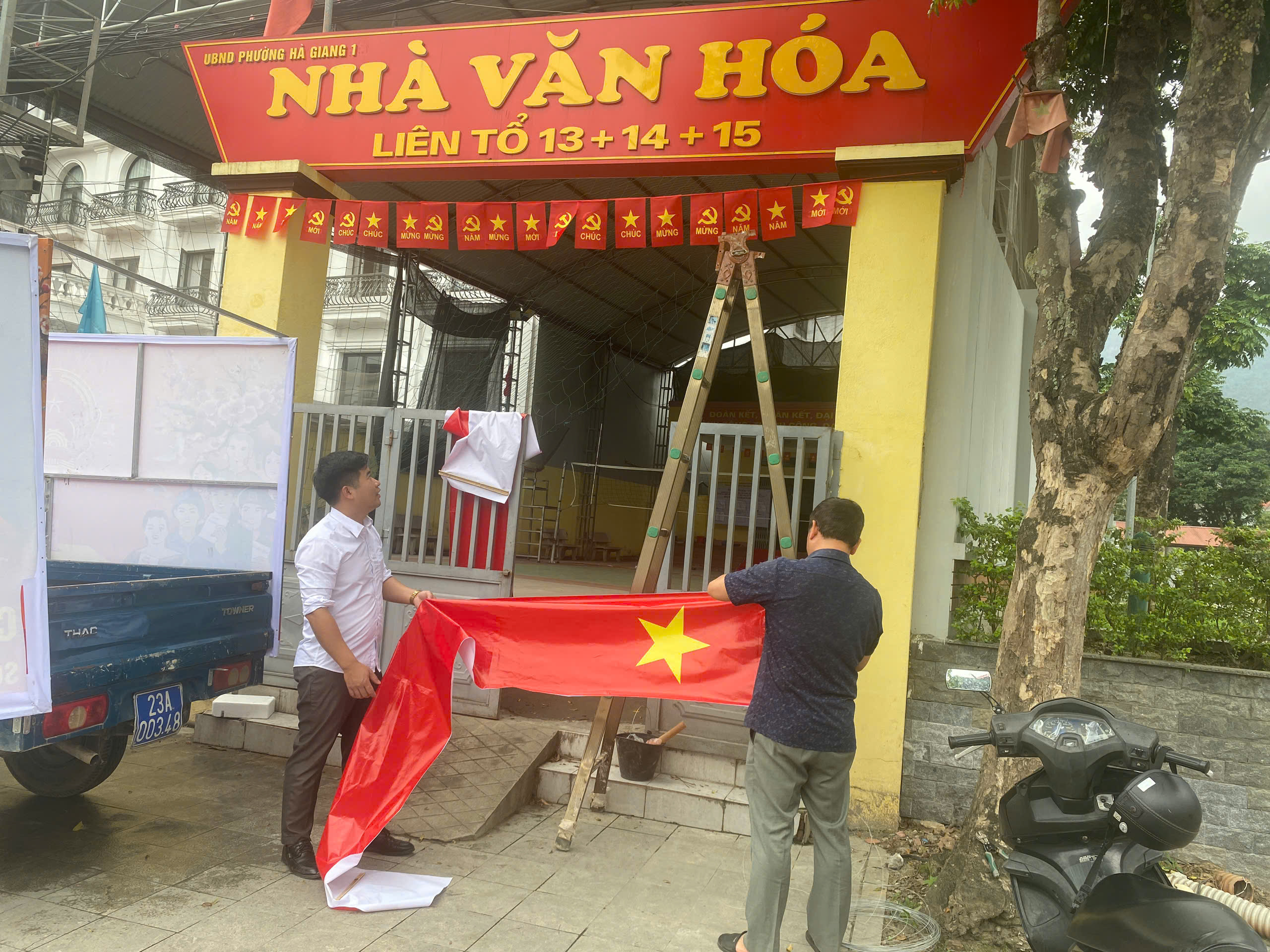 Phường Hà Giang 1 Khẩn trương trang trí khánh tiết tại 14 khu vực bỏ phiếu.