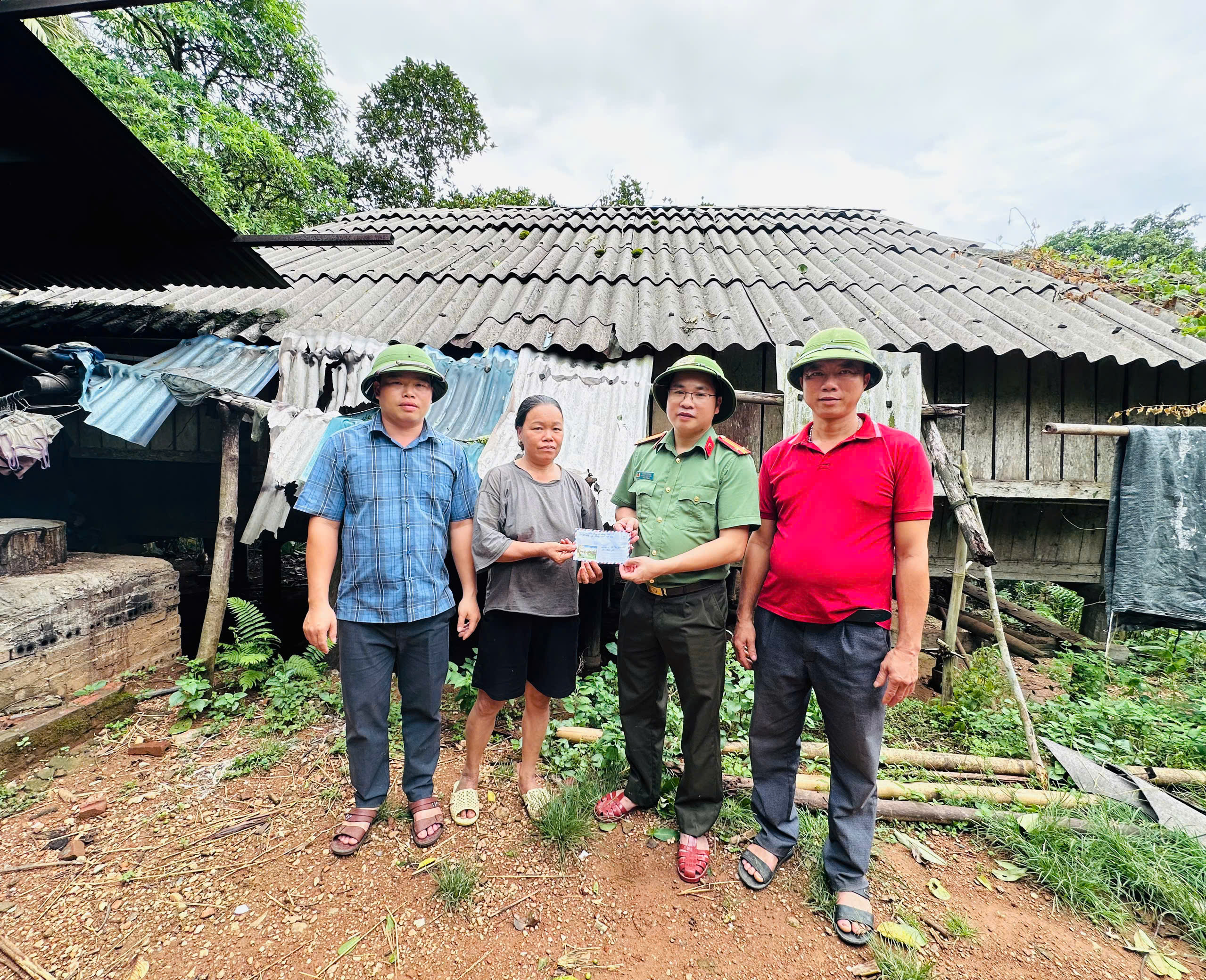 TỔ CÔNG TÁC BAN THƯỜNG VỤ ĐẢNG ỦY XÃ VIỆT LÂM KIỂM TRA, CHỈ ĐẠO, HỖ TRỢ KHẮC PHỤC HẬU QUẢ MƯA BÃO VÀ THĂM HỎI, TẶNG QUÀ CÁC TRƯỜNG HỢP CÓ HOÀN CẢNH KHÓ KHĂN, TÀN TẬT TẠI THÔN NẶM QUĂNG