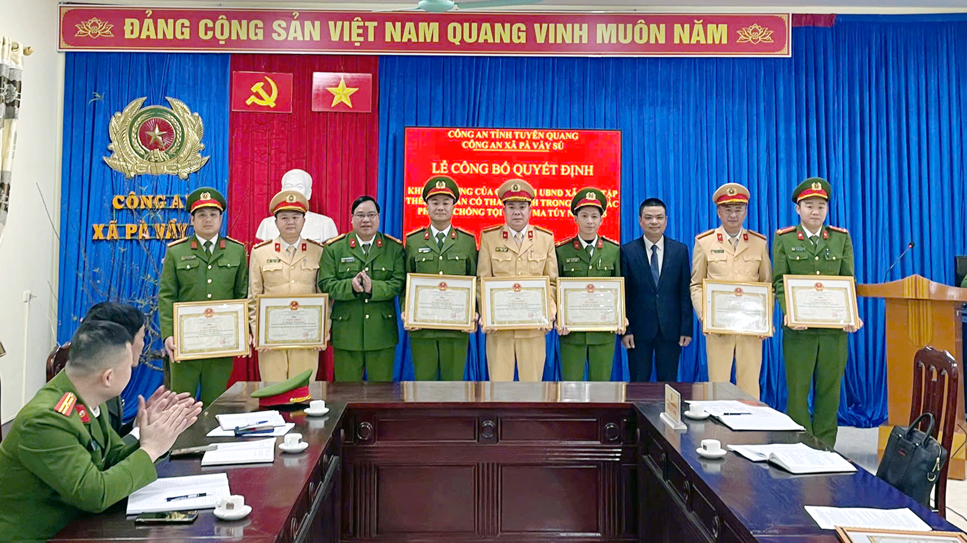 C&ocirc;ng an x&atilde; khen thưởng đột xuất (5).jpg