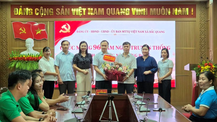Đồng chí Phan Ngọc Hiệp, Bí thư Đảng ủy, Chủ tịch HĐND xã đã tặng hoa, chúc mừng tổ chức xây dựng Đảng và Hội Nông dân 