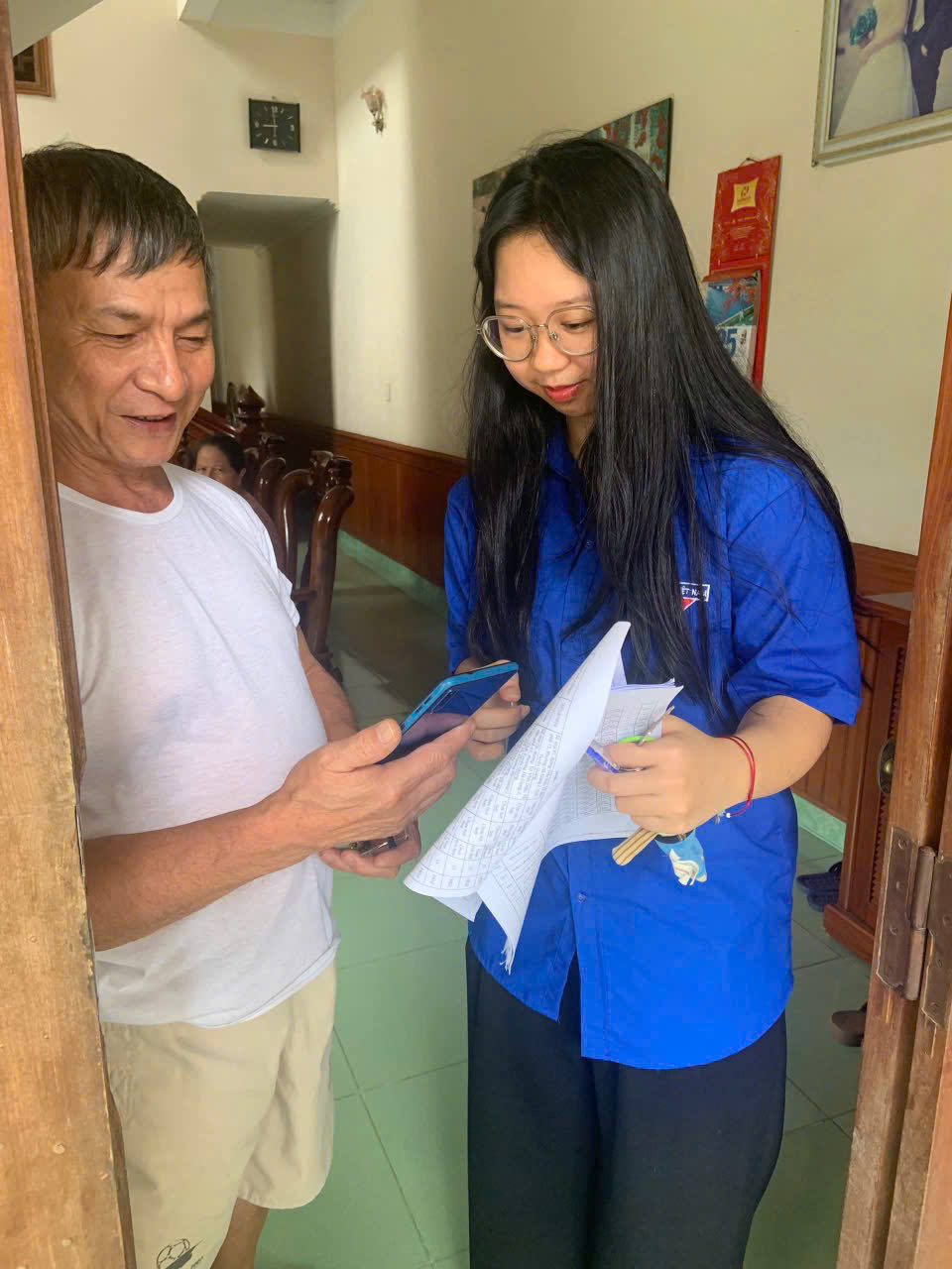 ĐOÀN VIÊN HÀ GIANG 2 ĐẾN TẬN KHU DÂN CƯ HỖ TRỢ NGƯỜI DÂN SỬ DỤNG TIỆN ÍCH SỐ