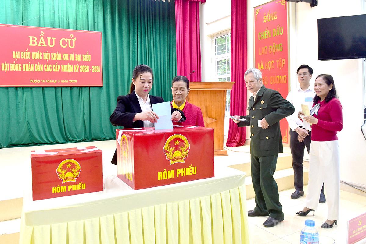 Đồng chí Phó Bí thư Thường trực Tỉnh ủy Lê Thị Kim Dung tham gia bỏ phiếu tại khu vực bỏ phiếu số 39, phường Minh Xuân