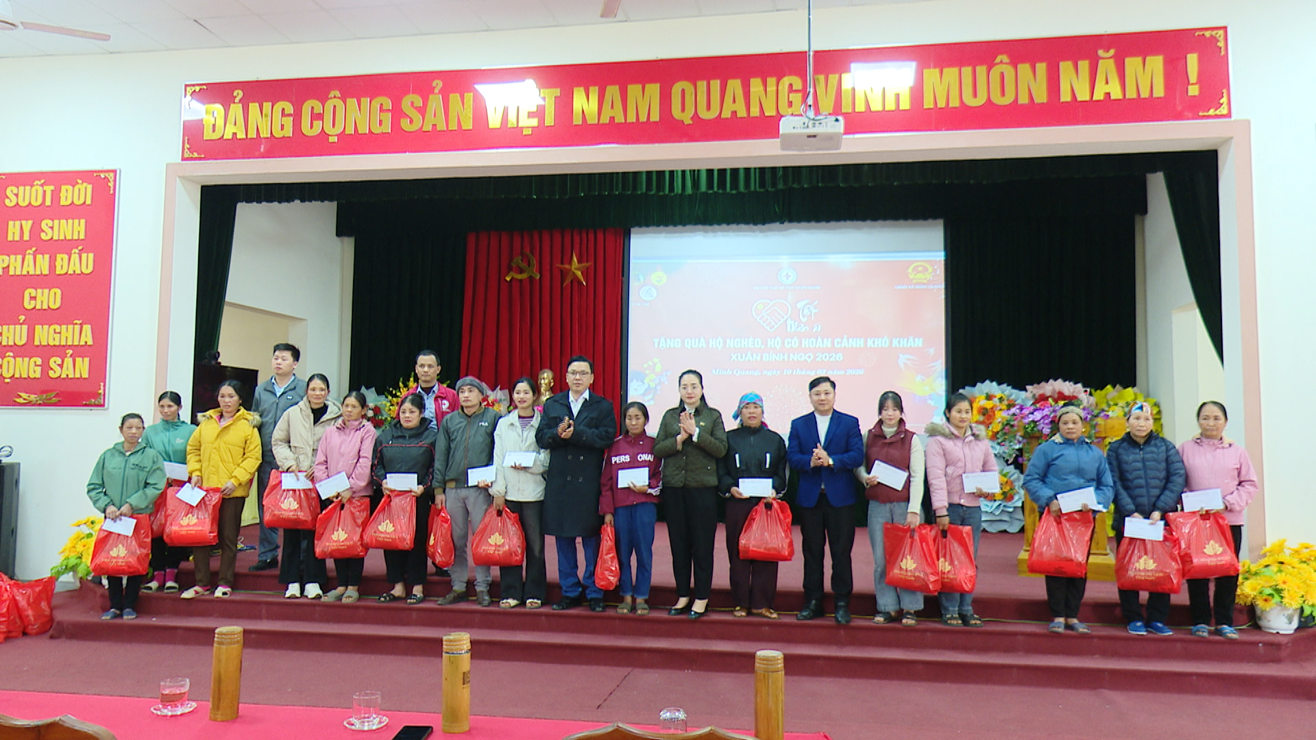 Xã Minh Quang tặng 200 suất quà cho hộ nghèo, hộ có hoàn cảnh khó khăn nhân dịp Xuân Bính Ngọ 2026