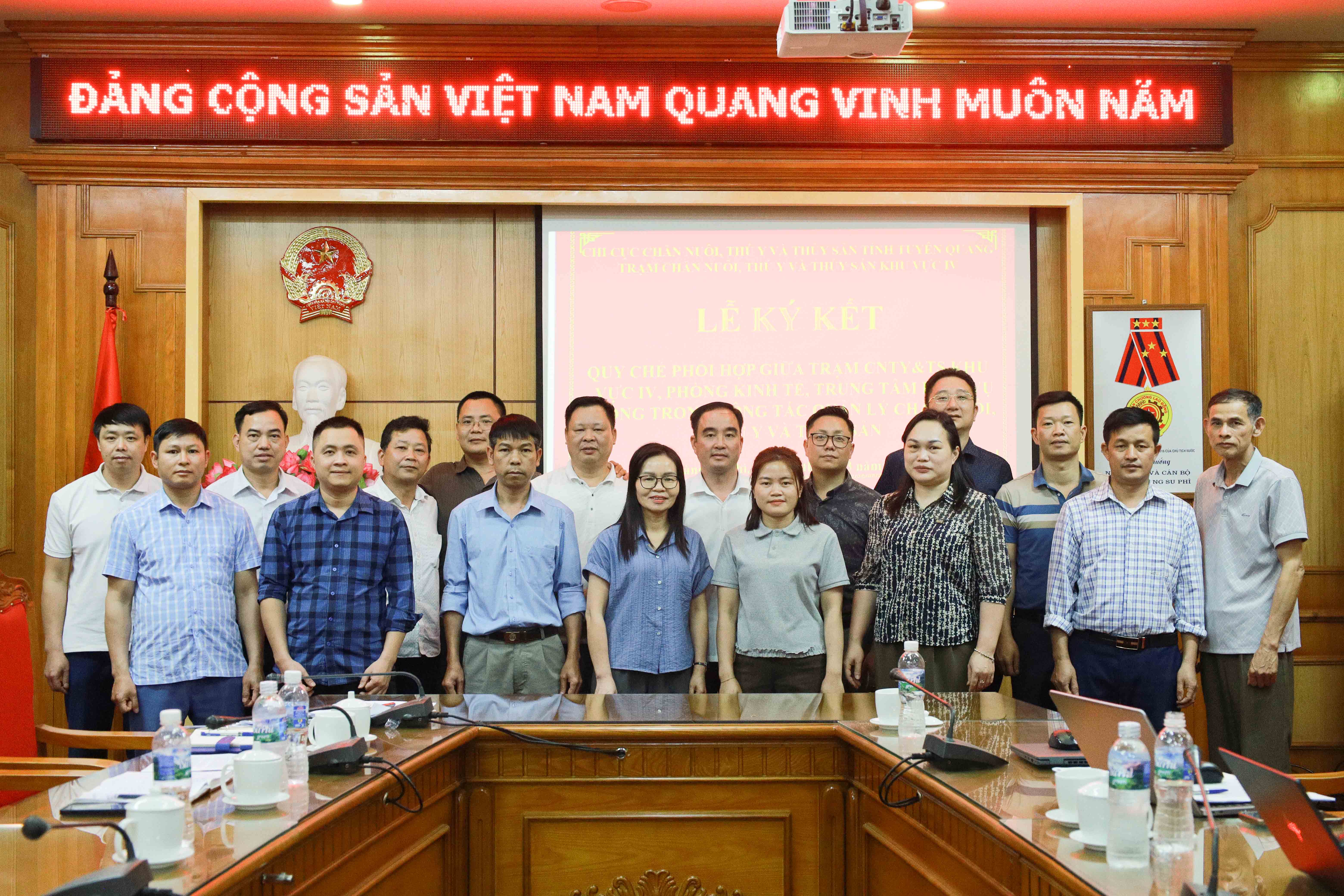 Lễ ký kết Quy chế phối hợp trong công tác quản lý lĩnh vực chăn nuôi, thú y và thủy sản giữa Trạm Chăn nuôi, Thú y và Thủy sản khu vực IV với Phòng Kinh tế và Trung tâm Dịch vụ công xã