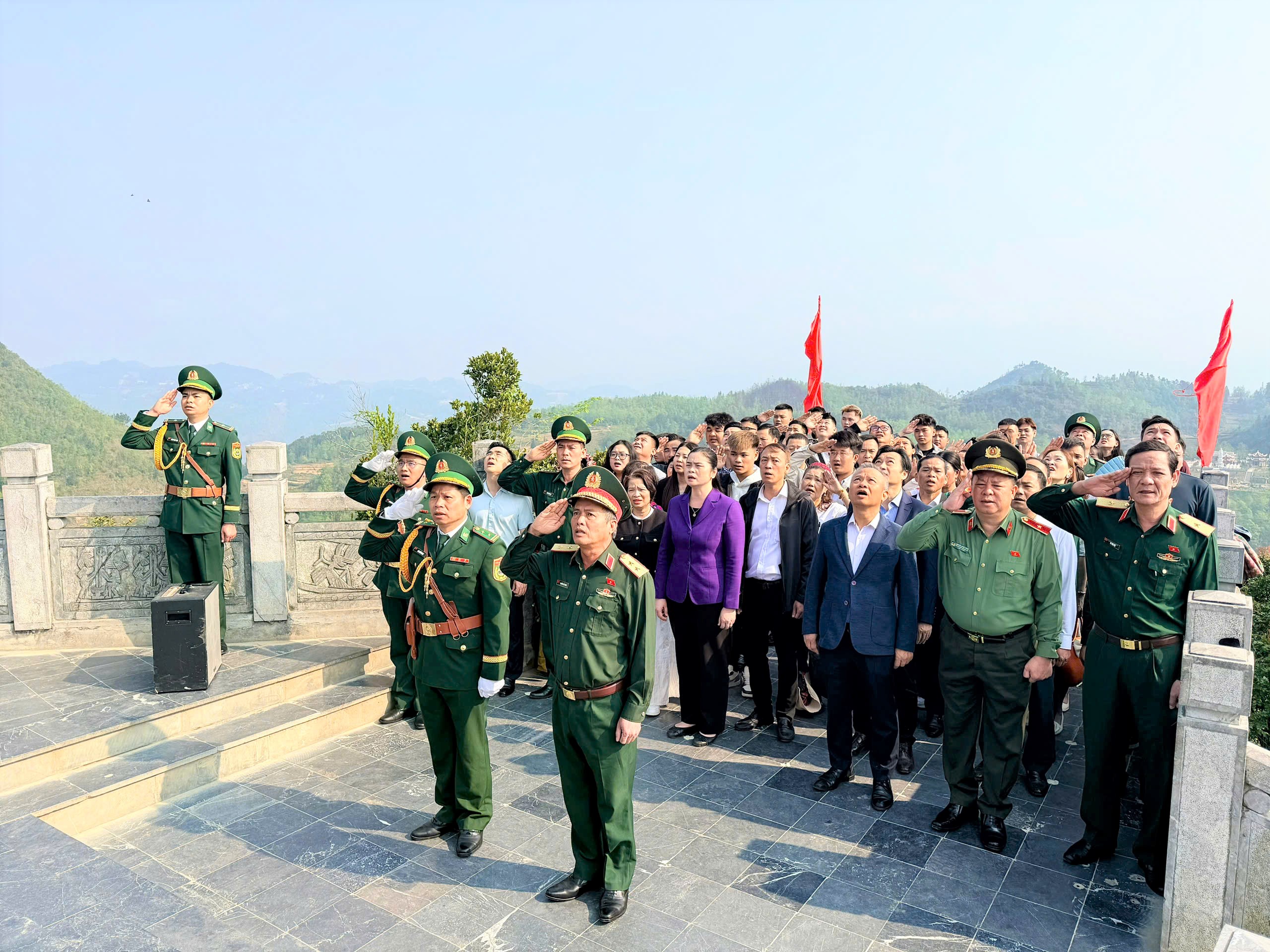 ĐOÀN KHẢO SÁT CỦA ỦY BAN QUỐC PHÒNG, AN NINH VÀ ĐỐI NGOẠI CHÀO CỜ, LÀM VIỆC VỚI XÃ LŨNG CÚ, TỈNH TUYÊN QUANG